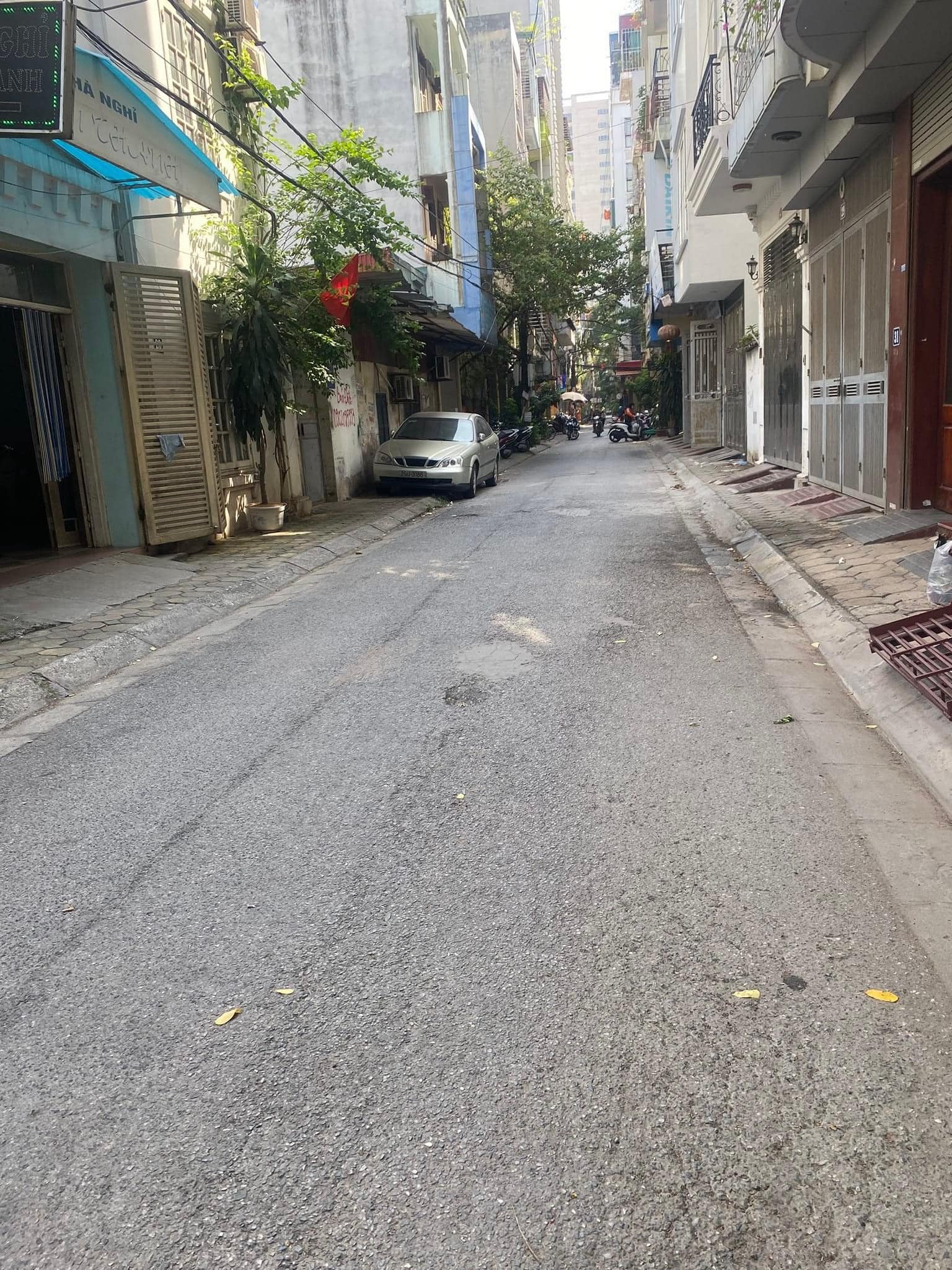 Bán nhà phố Hoàng Quốc Việt DT 40m2 6 tầng mặt tiền rộng 5,8m giá 9,6 tỷ