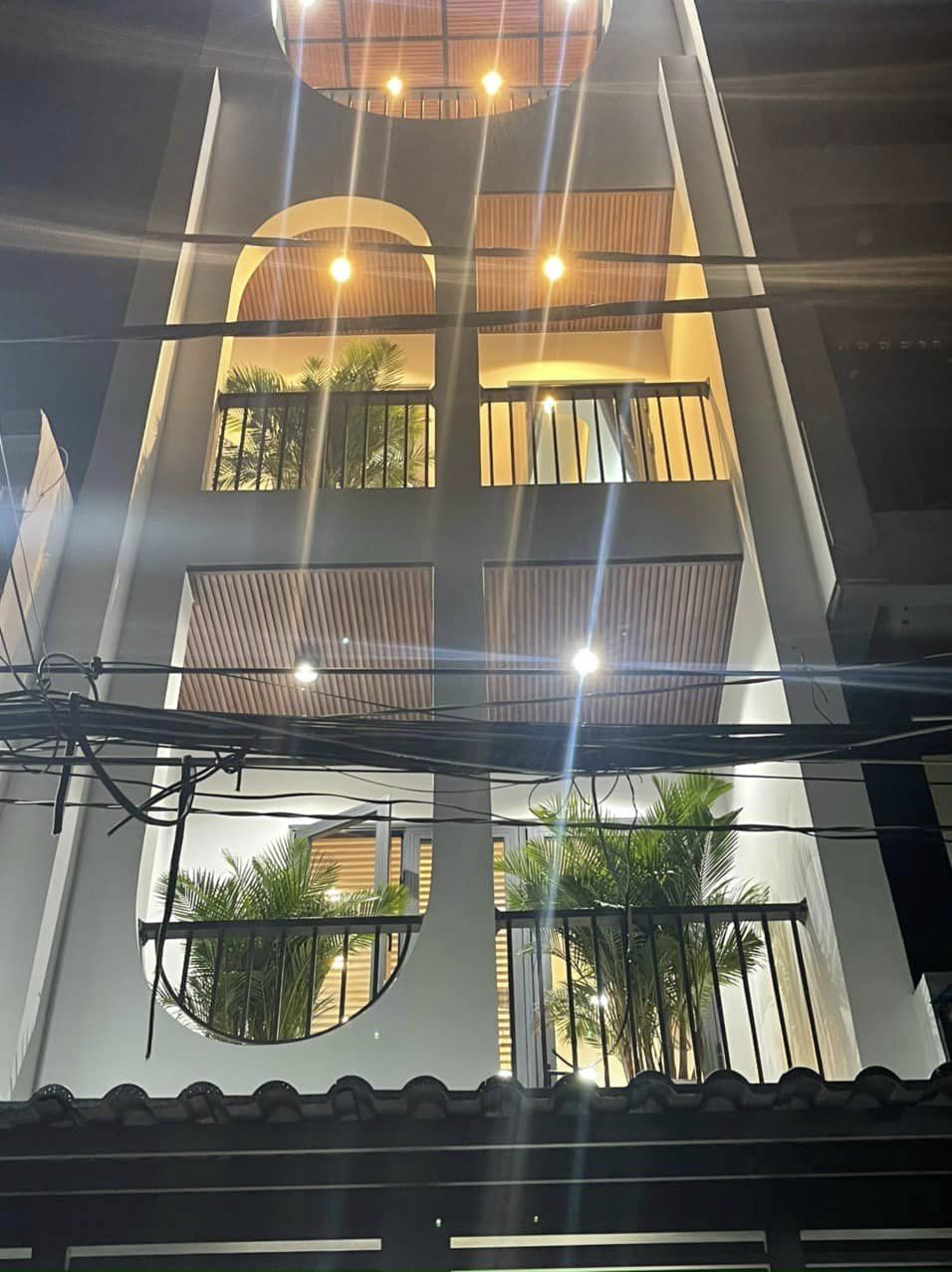 BÁN NHÀ MỚI ĐẸP - TẶNG TOÀN BỘ NỘI THẤT XỊN - XE HƠI NGỦ TRONG NHÀ - SỔ ĐẸP VUÔNG VỨC, PHƯỚNG 12, GÒ