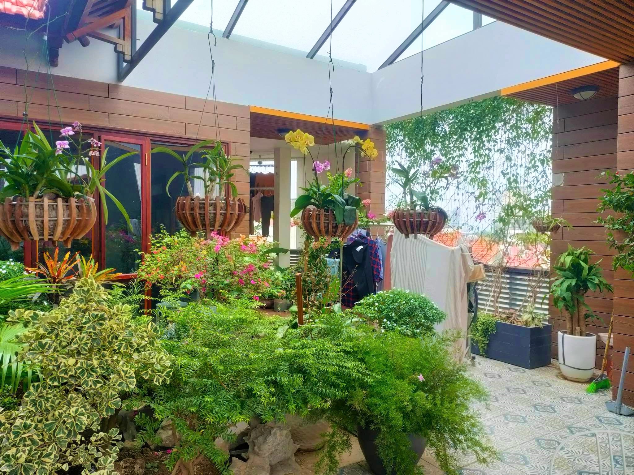 Bán nhà mặt phố Quận Cầu Giấy, Kdoanh: DT160M – 8Tầng, L.góc – MT20m: 52.5 Tỷ