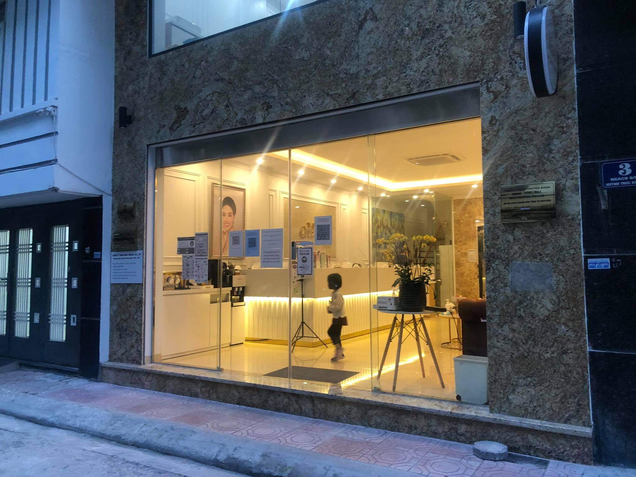 PHÂN LÔ, THANG MÁY, Ô tô, Huỳnh Thúc Kháng 64m x 7 tầng, MT 5.5, giá 18.8 tỷ.