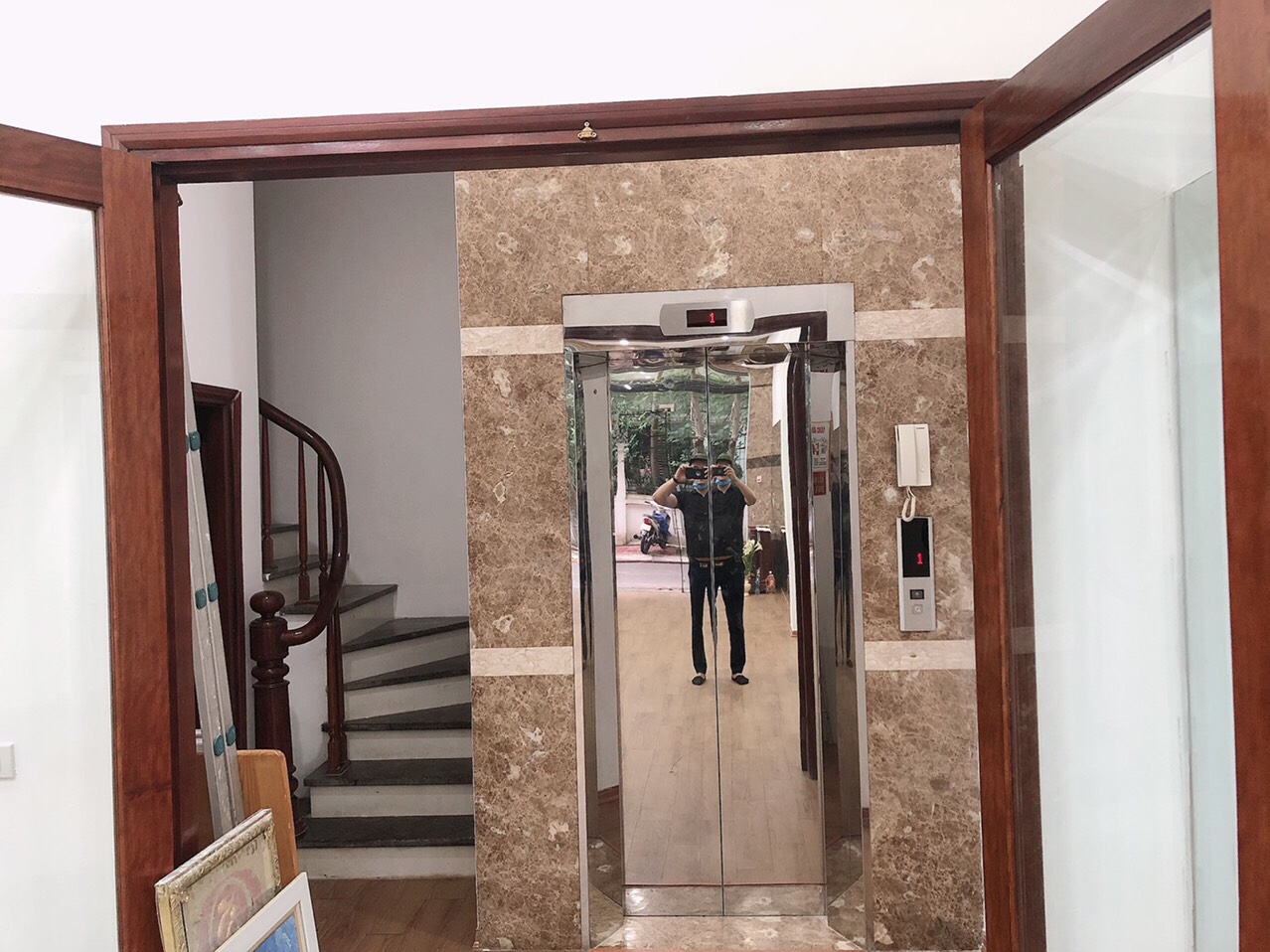 Bán tòa nhà hiện đại thoáng trước sau mặt ngõ 19 Liễu Giai. DT 100m x 9t, mt 6m. Giá chào 42 tỷ TL.