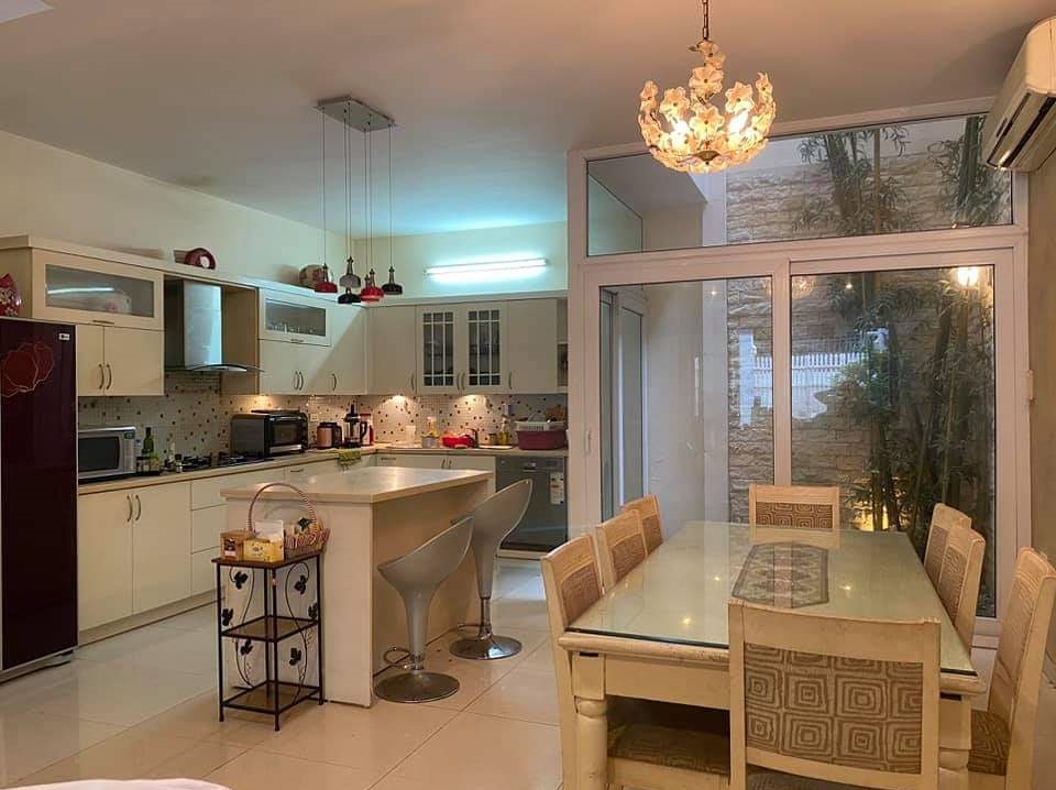 Thang máy, Ô tô đỗ cửa - Đường Bưởi 77 m x 6tầng, MT 8m, giá 17.4 tỷ.