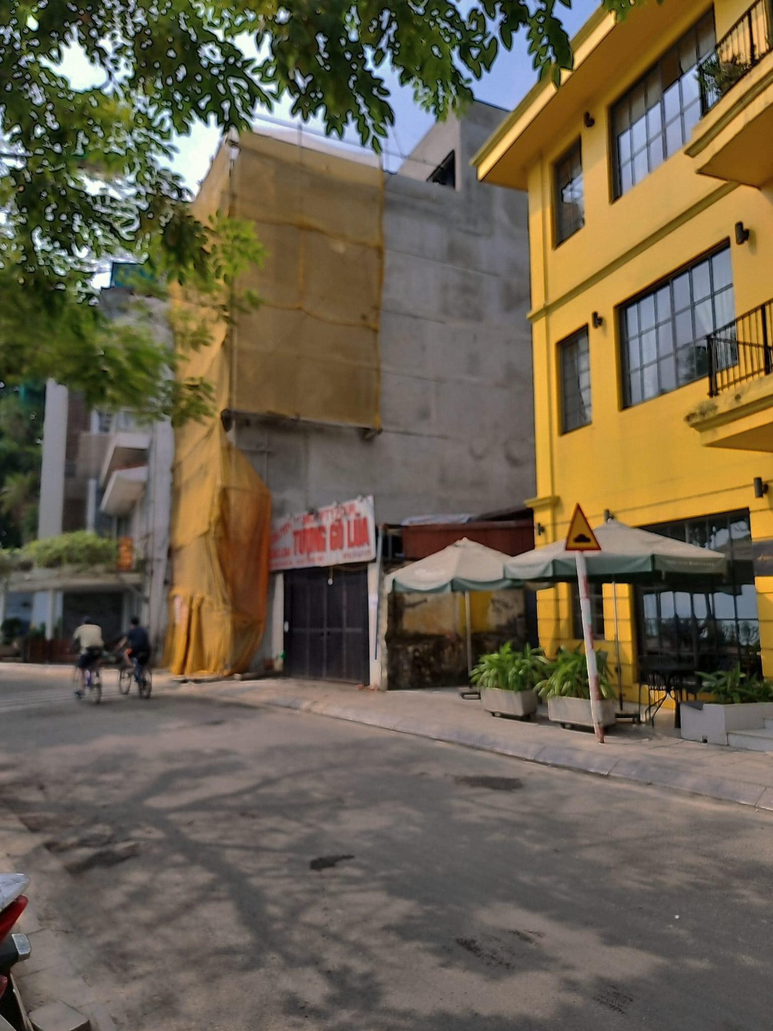 Cần bán nhà mặt phố Lạc Long Quân, 140m, mặt tiền 8m, 56 tỷ, sổ vuông
