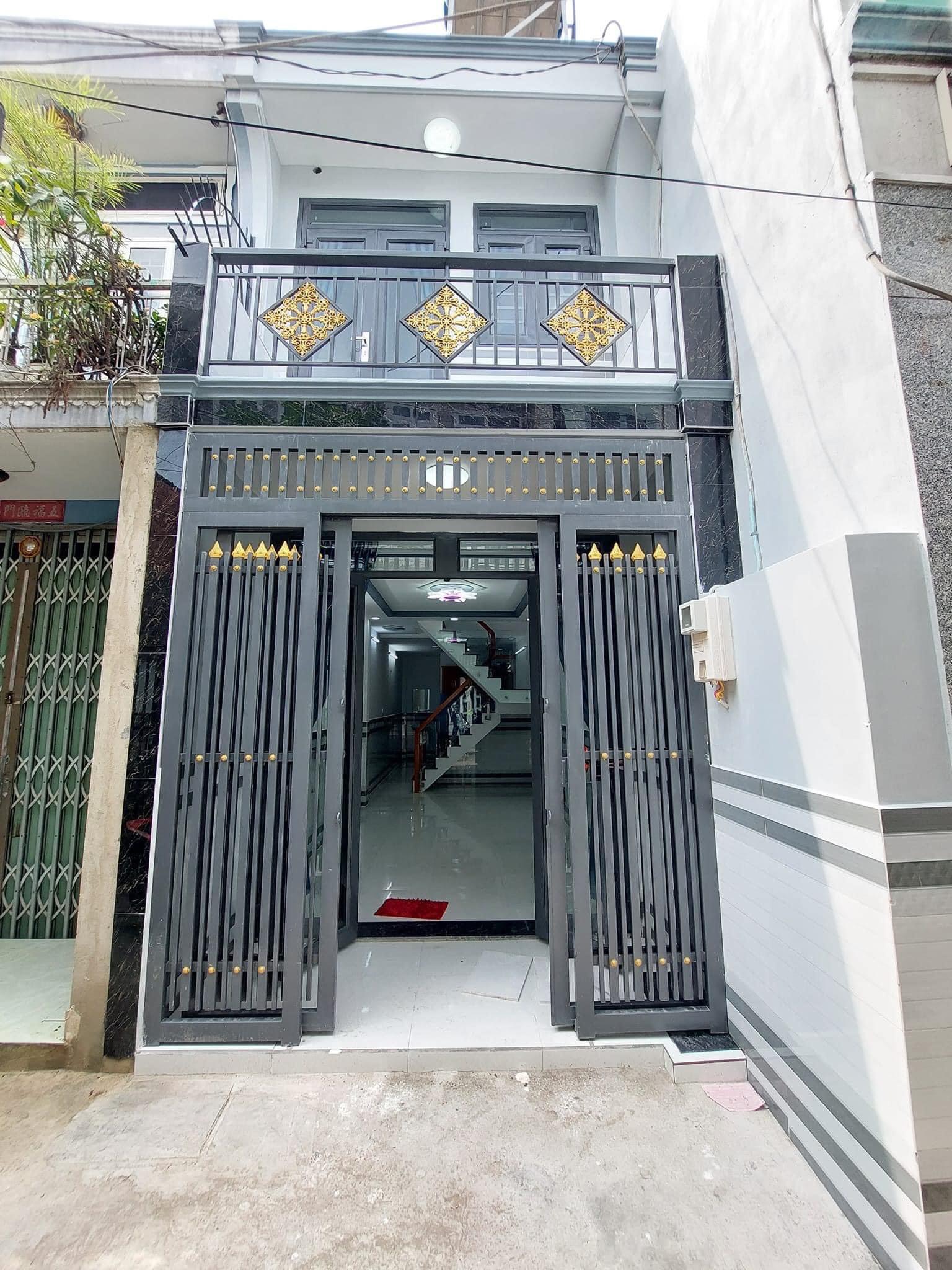 Nhà Sổ Riêng. Vị trí thuận tiện sau lưng trường học Võ Trường Toản, gần hãng bia Tiger Lê Văn Khương. Quận 12