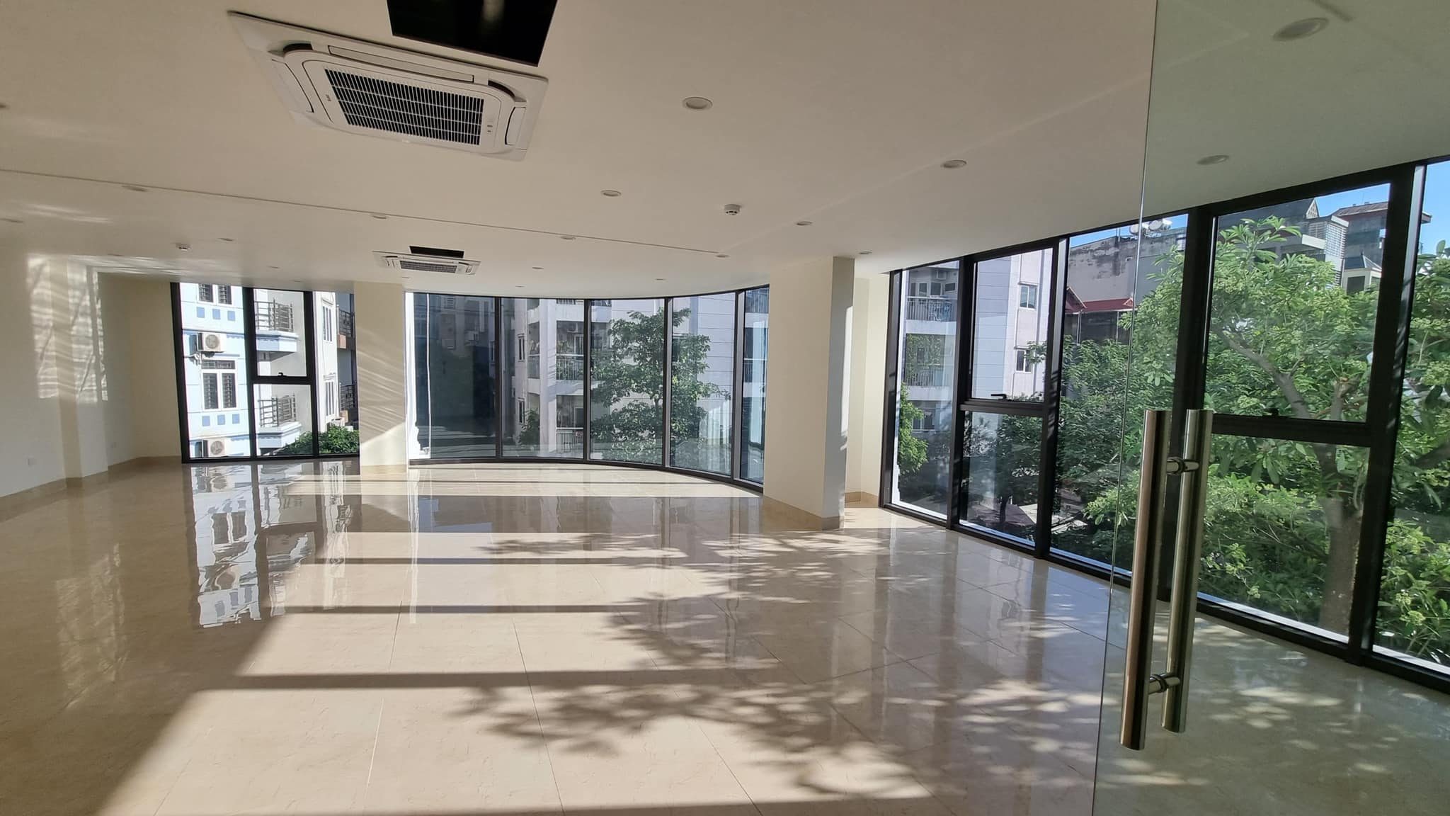 TOÀ VĂN PHÒNG MẶT PHỐ THIÊN HIỀN - VỈA HÈ - THANG MÁY - ĐẲNG CẤP- DÒNG TIỀN ĐỈNH