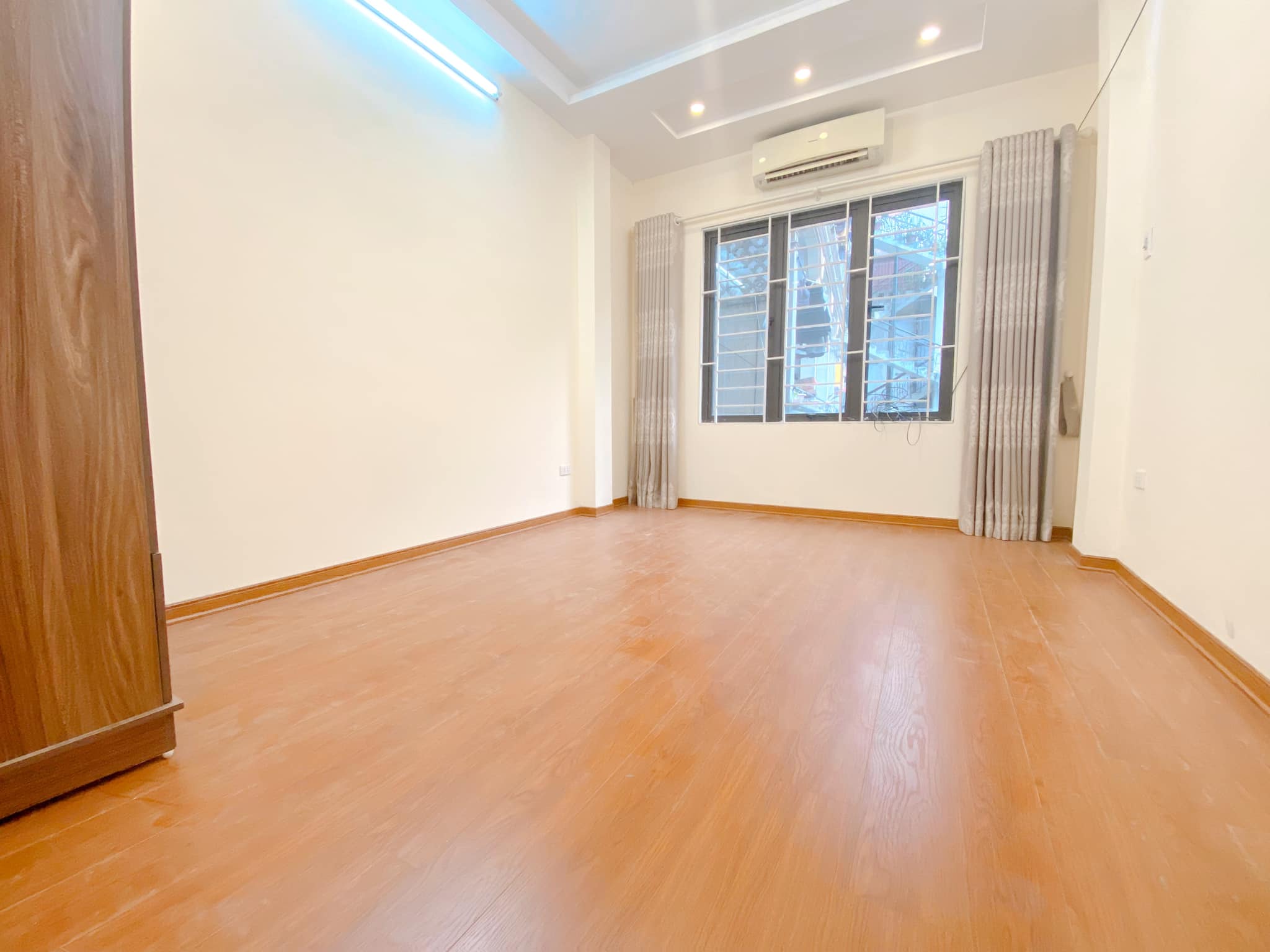 Bán nhà phố Chùa Láng, Đống Đa, nhà thoáng sáng, vị trí đẹp hiếm nhà bán, ngõ ô tô, chủ cần bán gấp