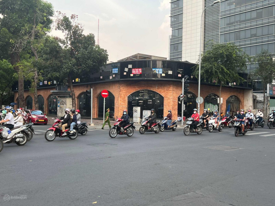 Cho thuê góc 2 Mặt Tiền số 144 - 146 Hai Bà Trưng với Nguyễn Đình Chiểu, Quận 1. 20x50m