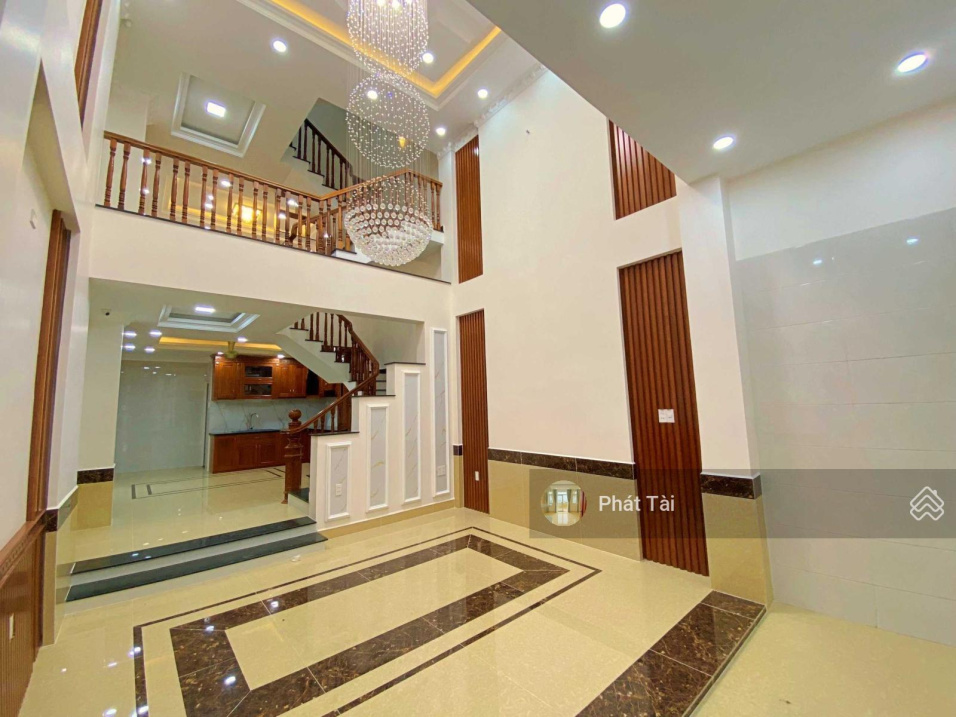 Bán nhà Nguyên Hồng, ngõ ô tô, 20m ra phố chính, 50m2 giá 6,15 tỷ.