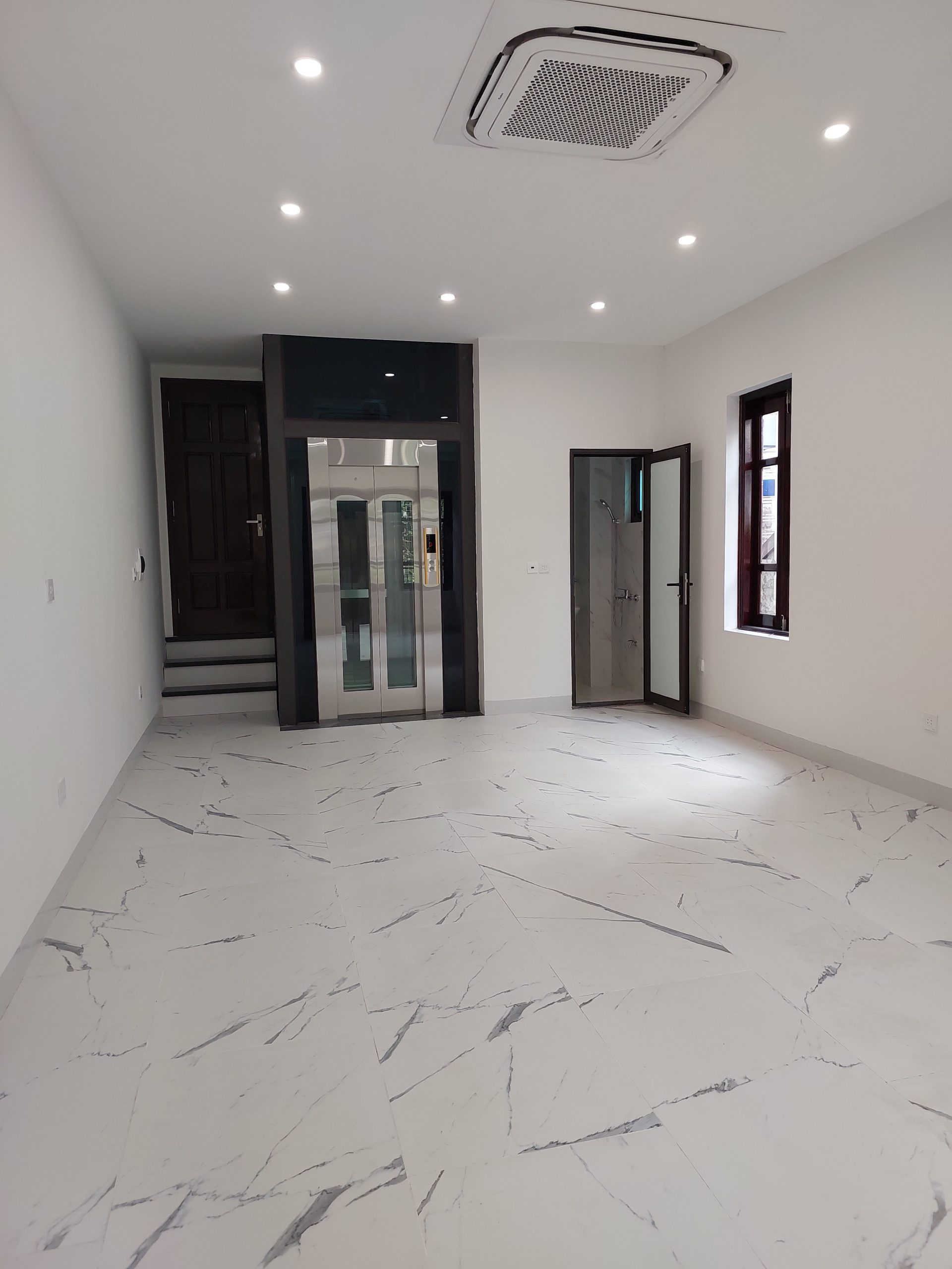 BÁN NHÀ ĐẸP MẶT PHỐ TRIỆU VIỆT VƯƠNG. THANG MÁY GARA Ô TÔ VỈA HÈ KINH DOANH SẦM UẤT CẦN TIỀN BÁN GẤP