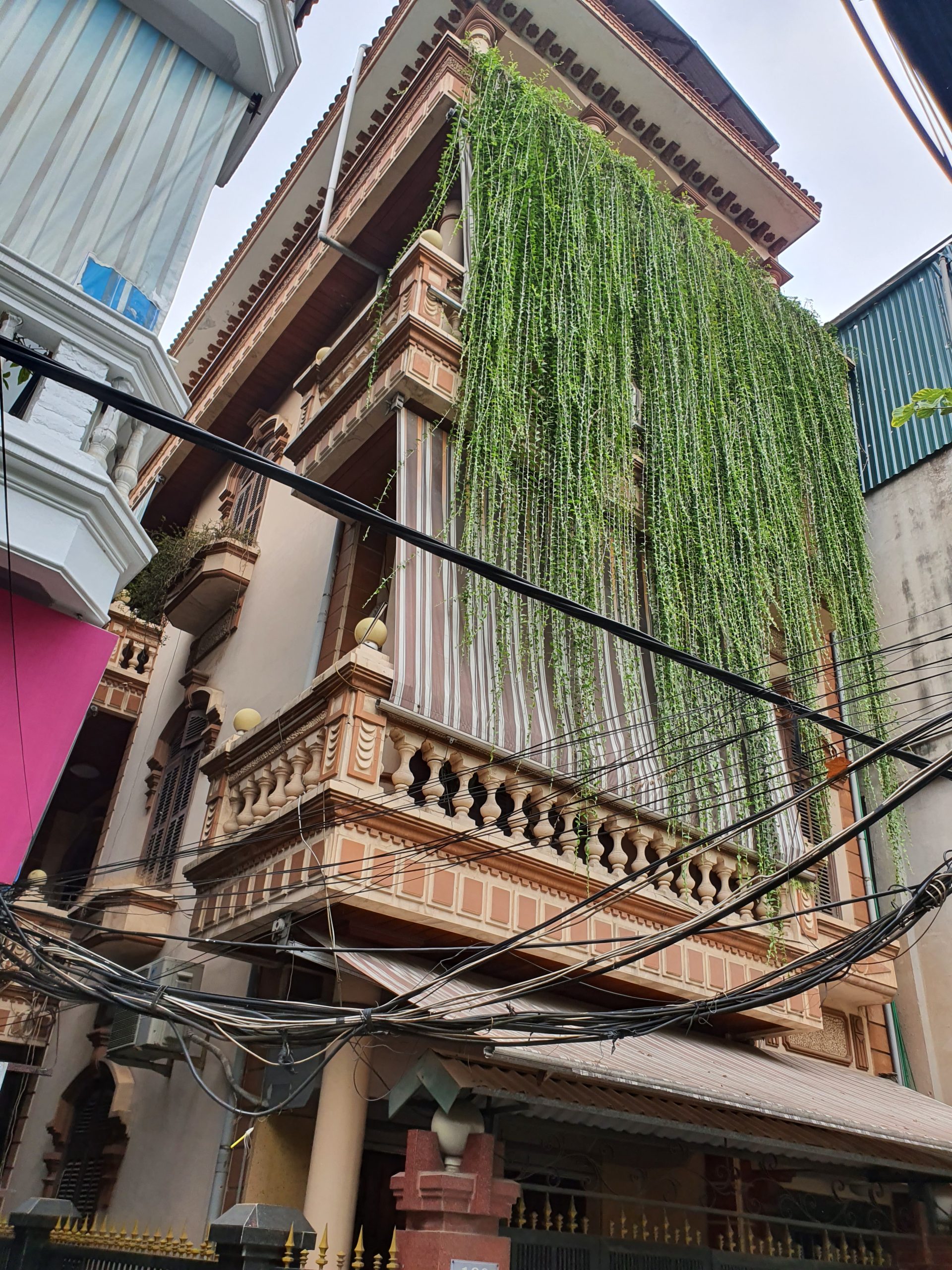 Cần gấp. Mặt phố Khương Thượng, 85m2 5 tầng, mặt tiền 6m, mặt hồ, kinh doanh đa dạng