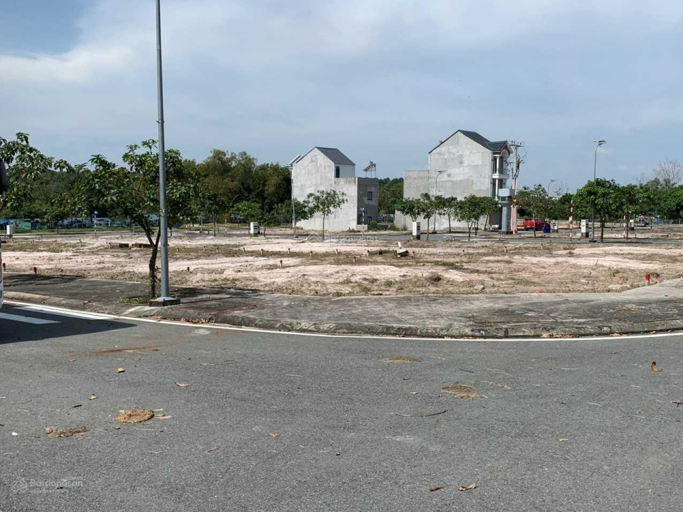 Kẹt tiền cần sang gấp lô đất 53m2, giá 2.2 tỷ Long Phước, Quận 9, sổ sẵn, dân cư đông.