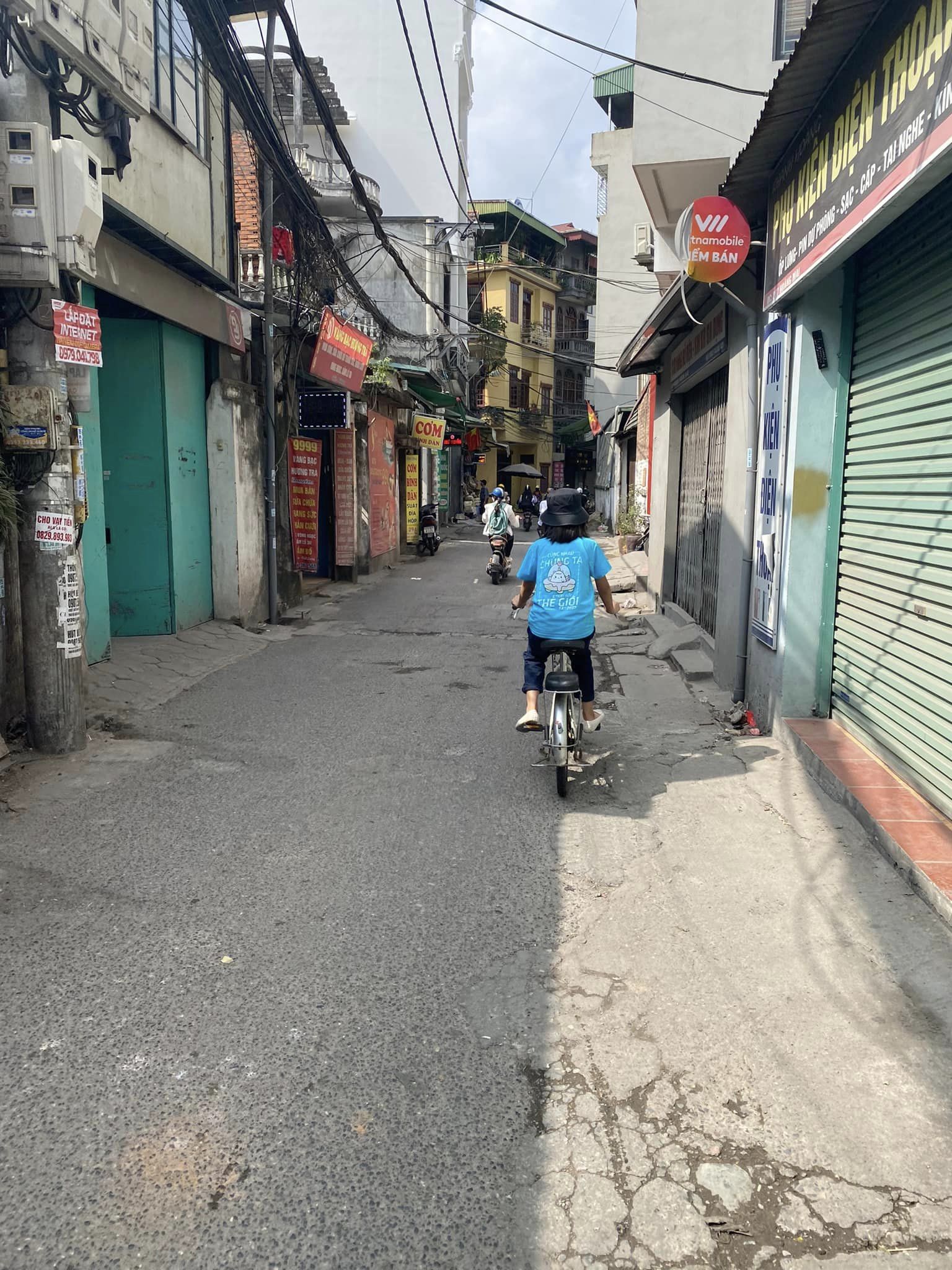 Chuẩn bị cho WORLDCUP nên cần bán gấp mảnh đất đẹp ở Hoàng Mai , ngõ 3 gác tránh , mặt tiền rộng ,DT 56m2