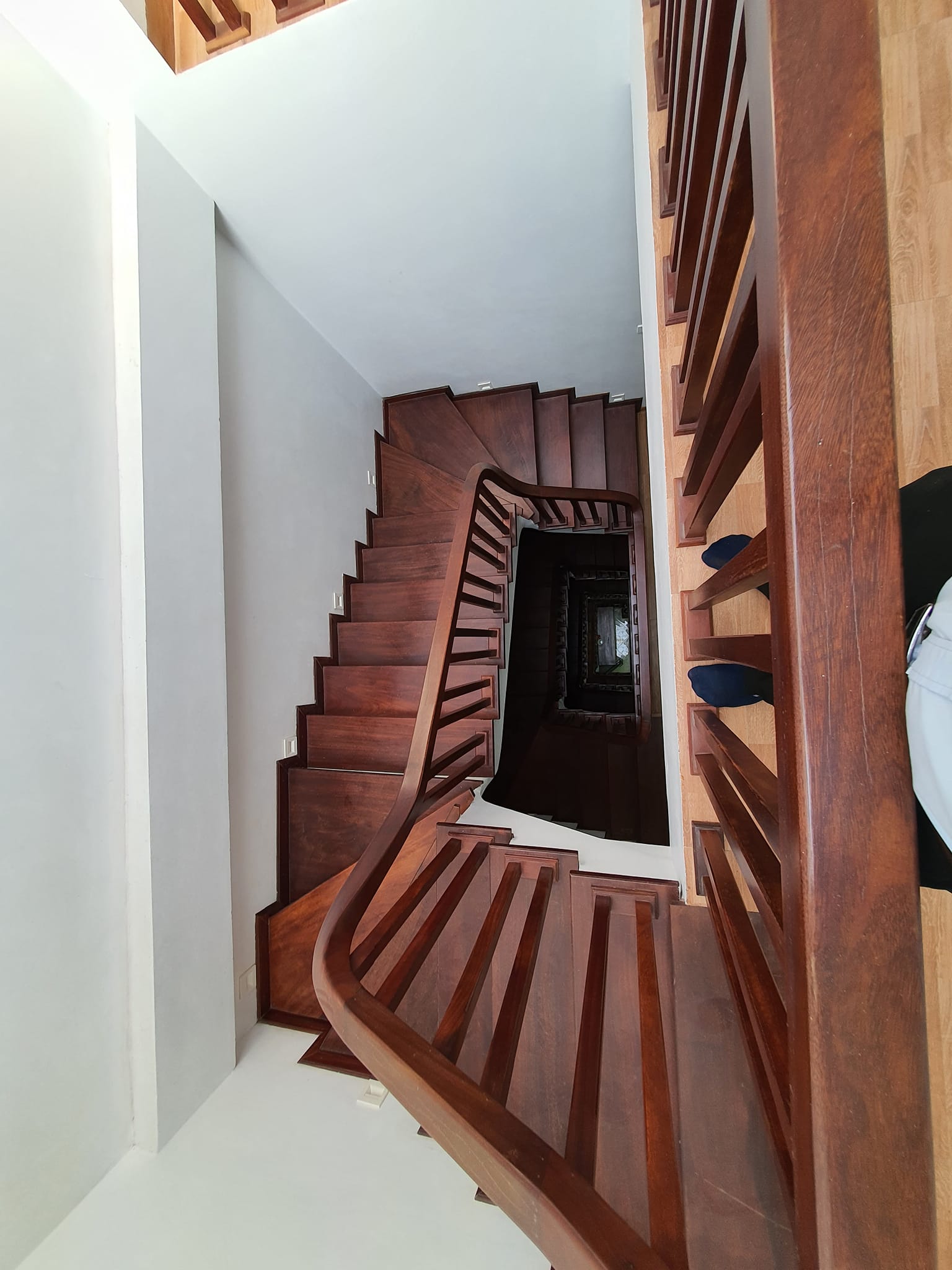 NGUYỄN HOÀNG TÔN - NHÀ CỰC CHẤT _ PHÂN LÔ _ Ô TÔ TRÁNH _ MẶT SAU CÔNG VIÊN _ KINH DOANH