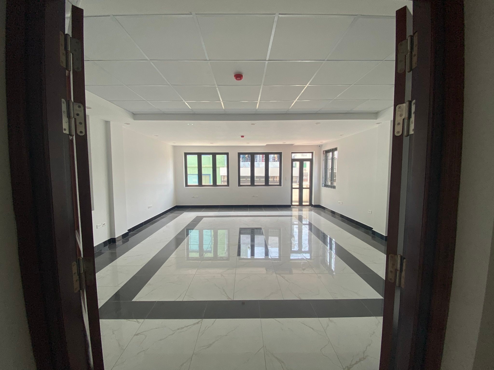 Bán toà nhà 6 tầng Thang máy trước nhà ô tô tránh ở phố Nguyễn Chí Thanh, Đống Đa