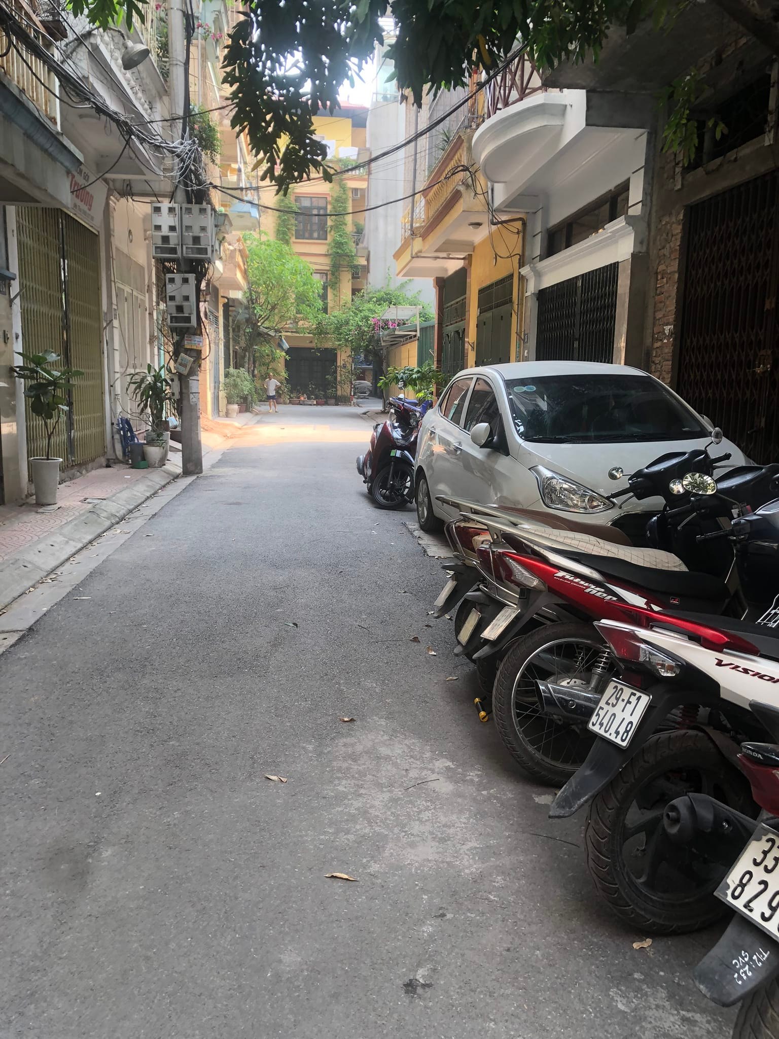 XUÂN LA - PHÂN LÔ-GARA- -OTO TRÁNH - VỈA HÈ - XÂY 7 TẦNG THANG MÁY - HIẾM .