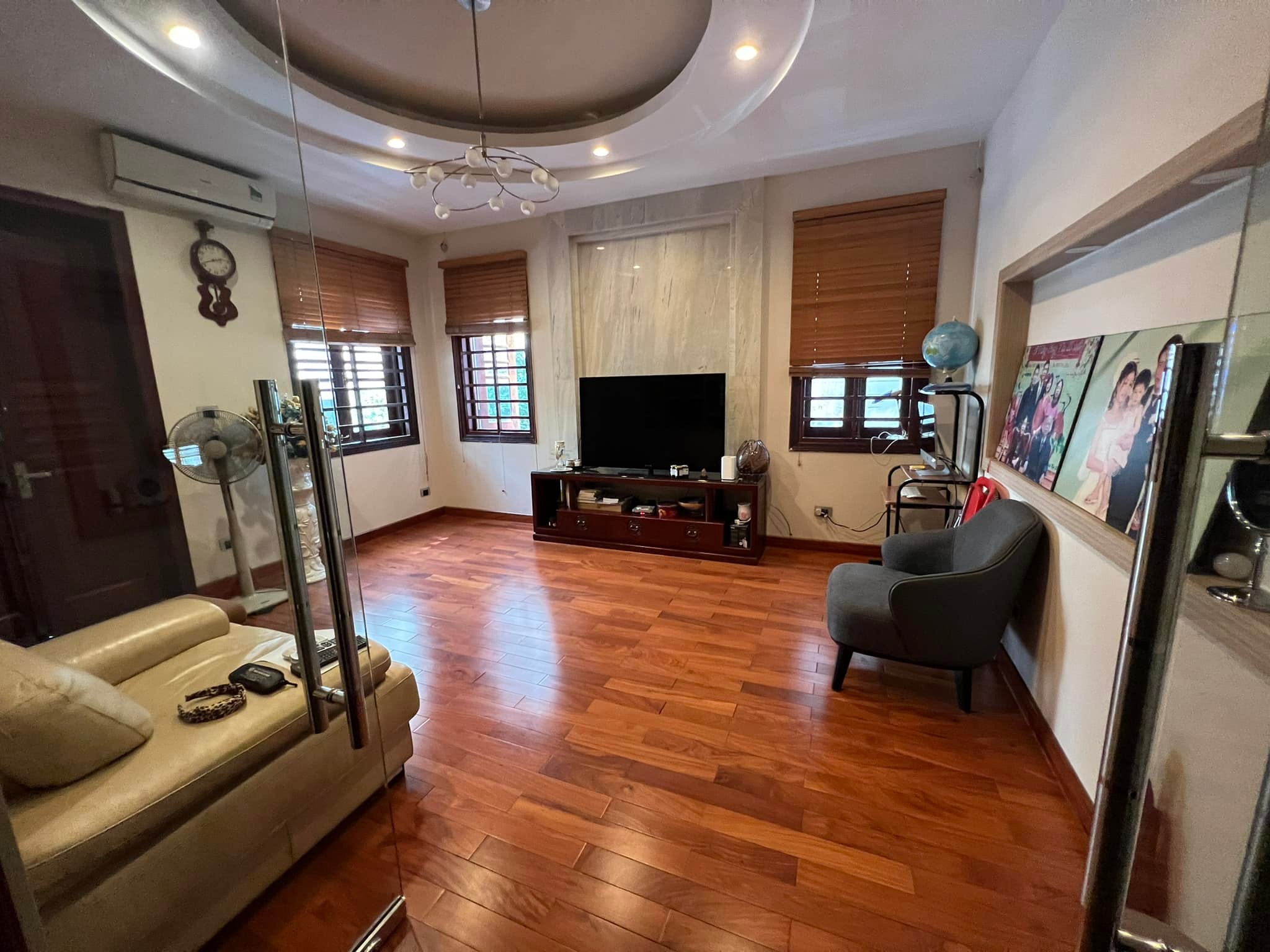 Bán biệt thự Trần Kim Xuyến đường ô tô tránh vỉa hè rộng, 306m2 mặt tiền 20m, 112 tỷ