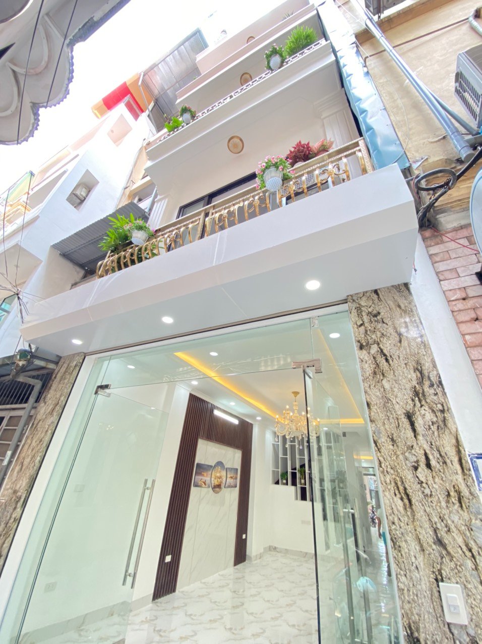 Bán nhà Lạc Long Quân, Cầu Giấy 2 thoáng, gần Ô TÔ, ngõ nông, tặng full nội thất 45m giá 4.7 tỷ