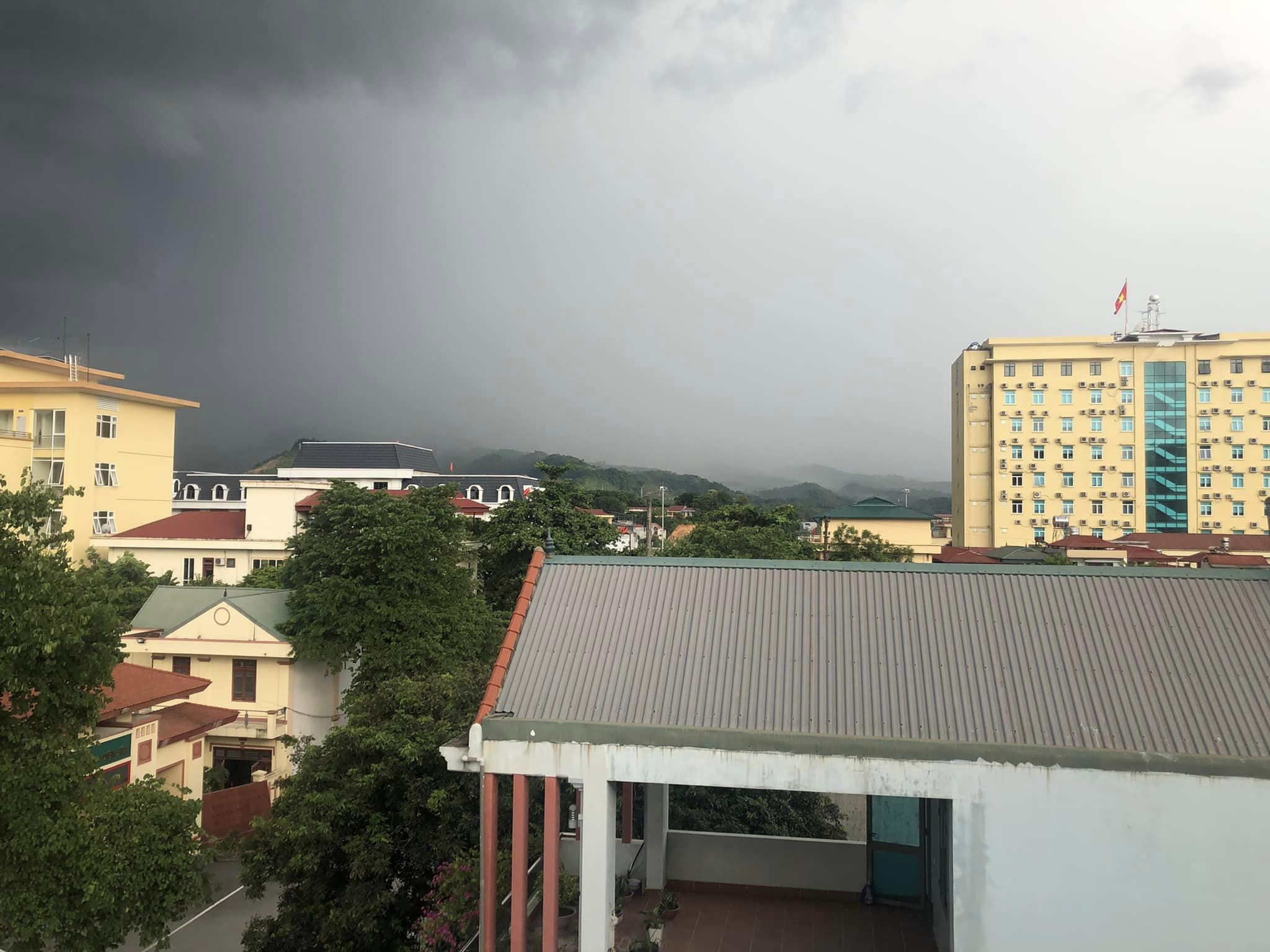 Bán nhà 4 tầng đối diện UB TP ĐBP, cạnh công an Tỉnh