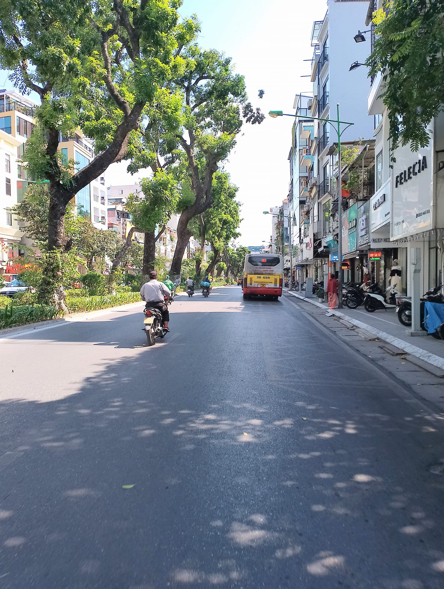 Bán nhà mặt phố Kim Mã Kinh Doanh DT 35m 7 tầng MT 3,5m giá 21,5 tỷ LH E.Trường