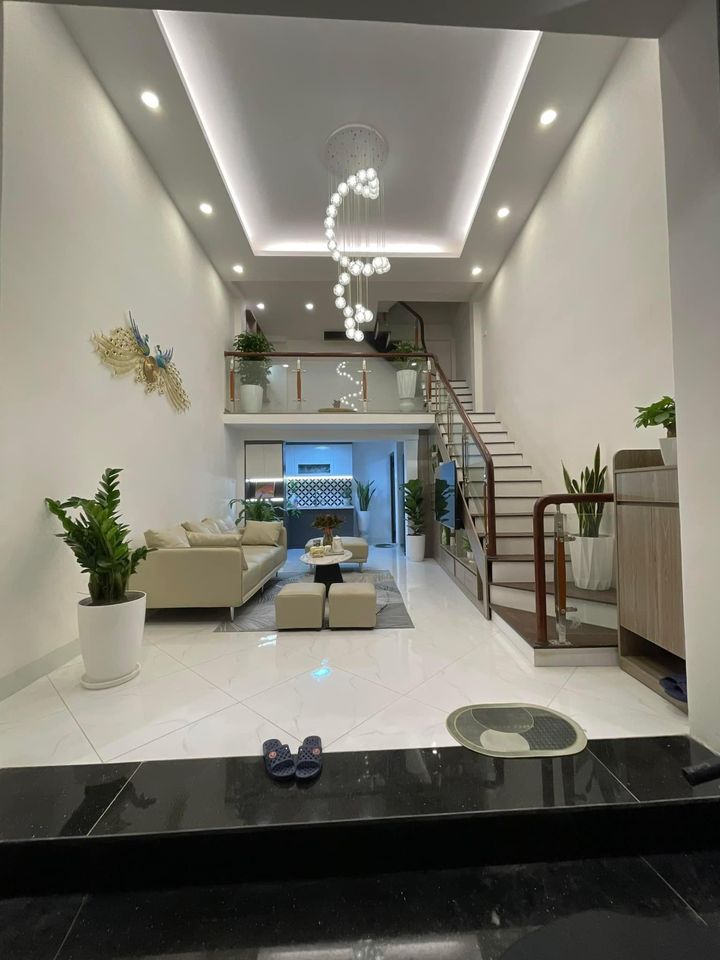 GẤP Nhà Nguyễn Văn Linh, Long Biên, Ngõ Rộng , Nở hậu , 40m2x5T, nhỉnh 3 tỷ.