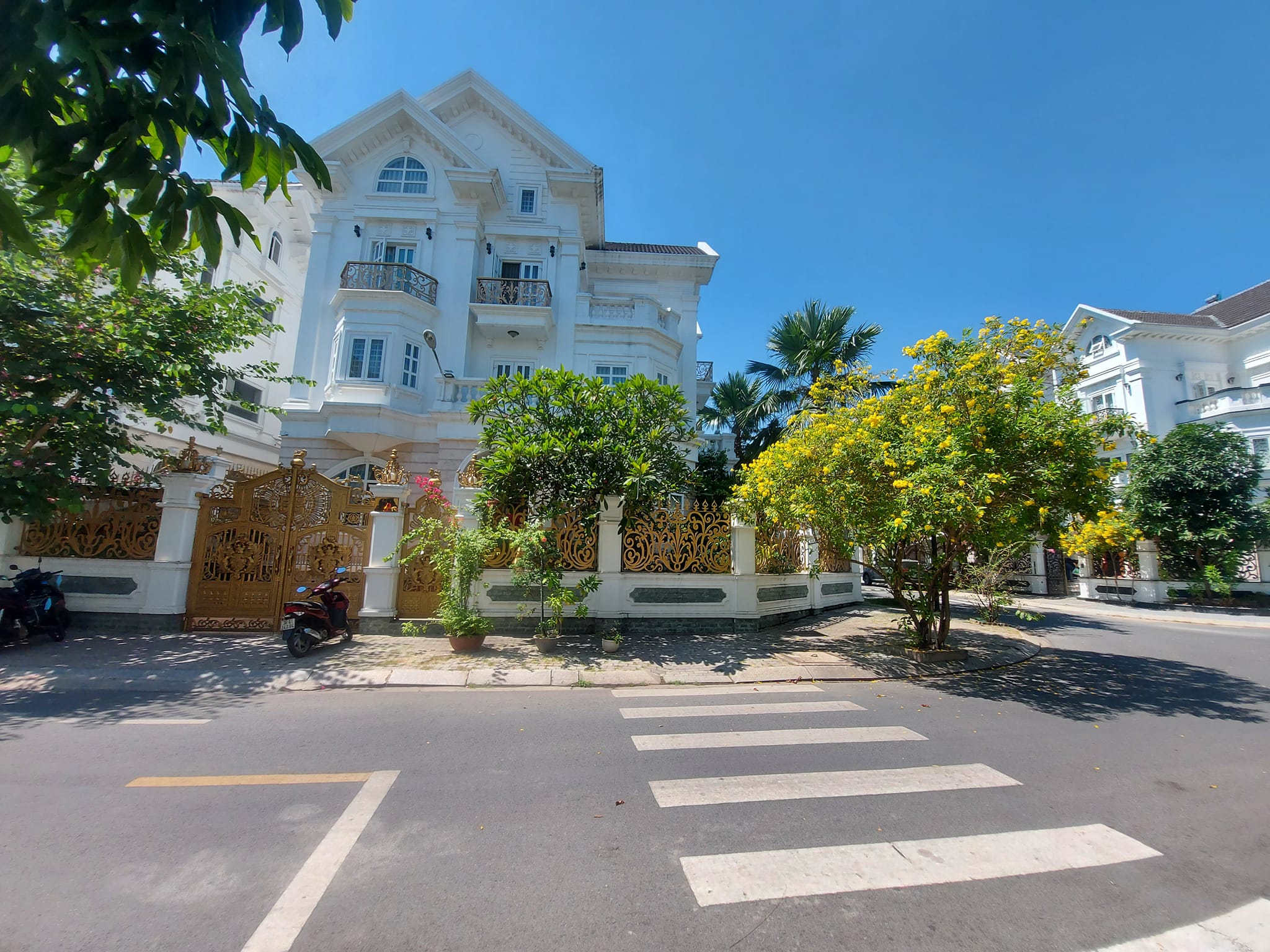 HIẾM, BIỆT THỰ LÔ GÓC 2 MẶT TIỀN - 750M2 -THẢO ĐIỀN QUẬN 2 CÓ HỒ BƠI SÂN VƯỜN KHU NGƯỜI TÂY -GIÁ RẺ