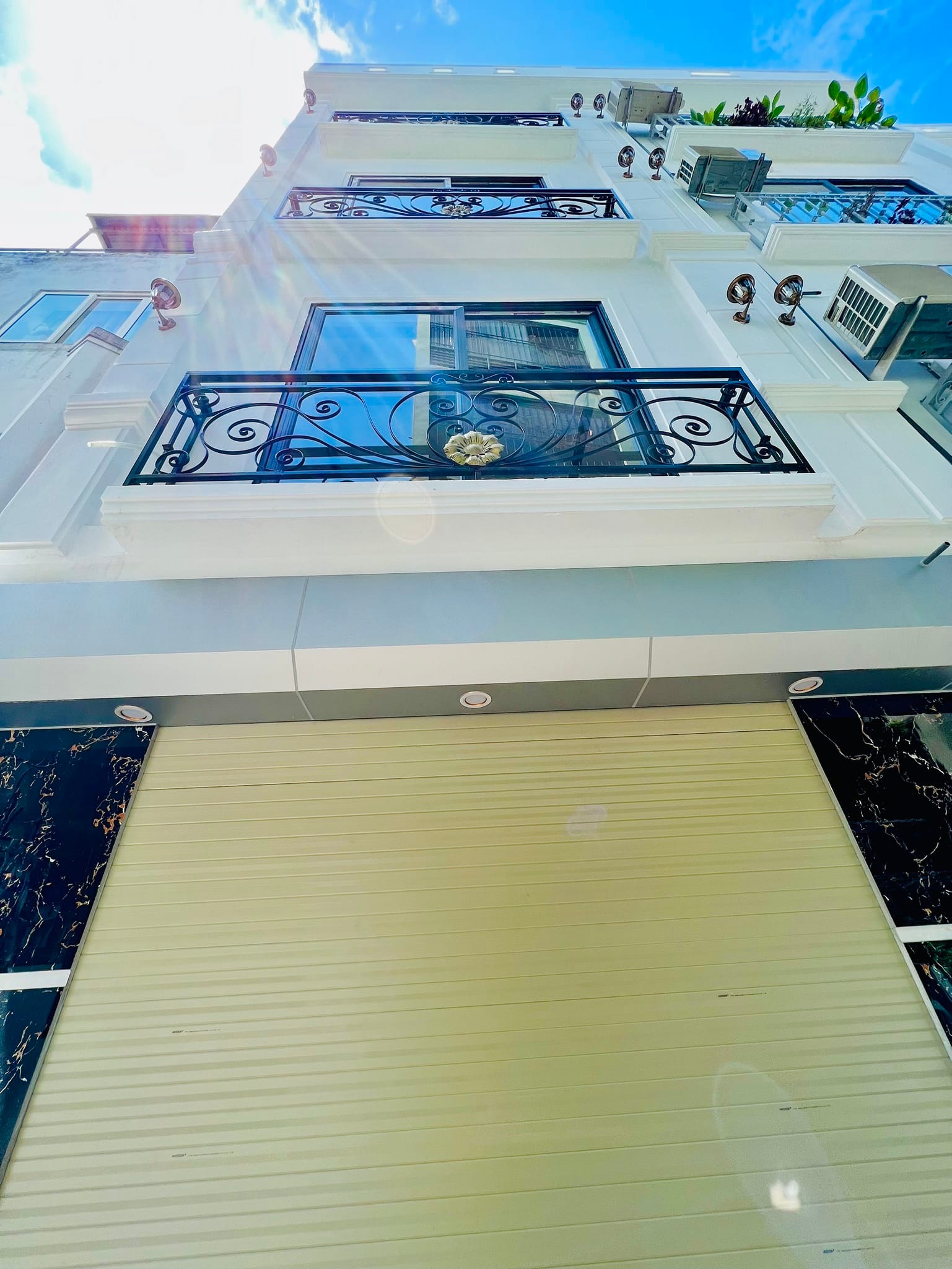 NHỈNH 6 TỶ- NHÀ MỚI NGUYỄN VĂN CỪ- LÔ GÓC - Ô TÔ VÀO NHÀ - GẦN PHỐ CỔ - 5 TẦNG - THANG MÁY