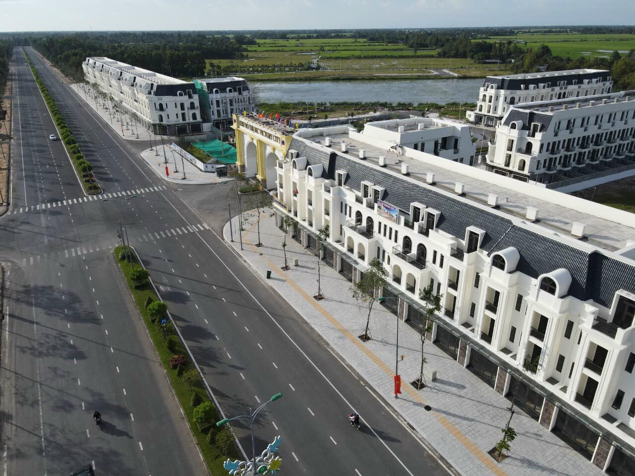 CẦN RA NỀN MẶT TIỀN TRỤC ĐƯỜNG 19,5M