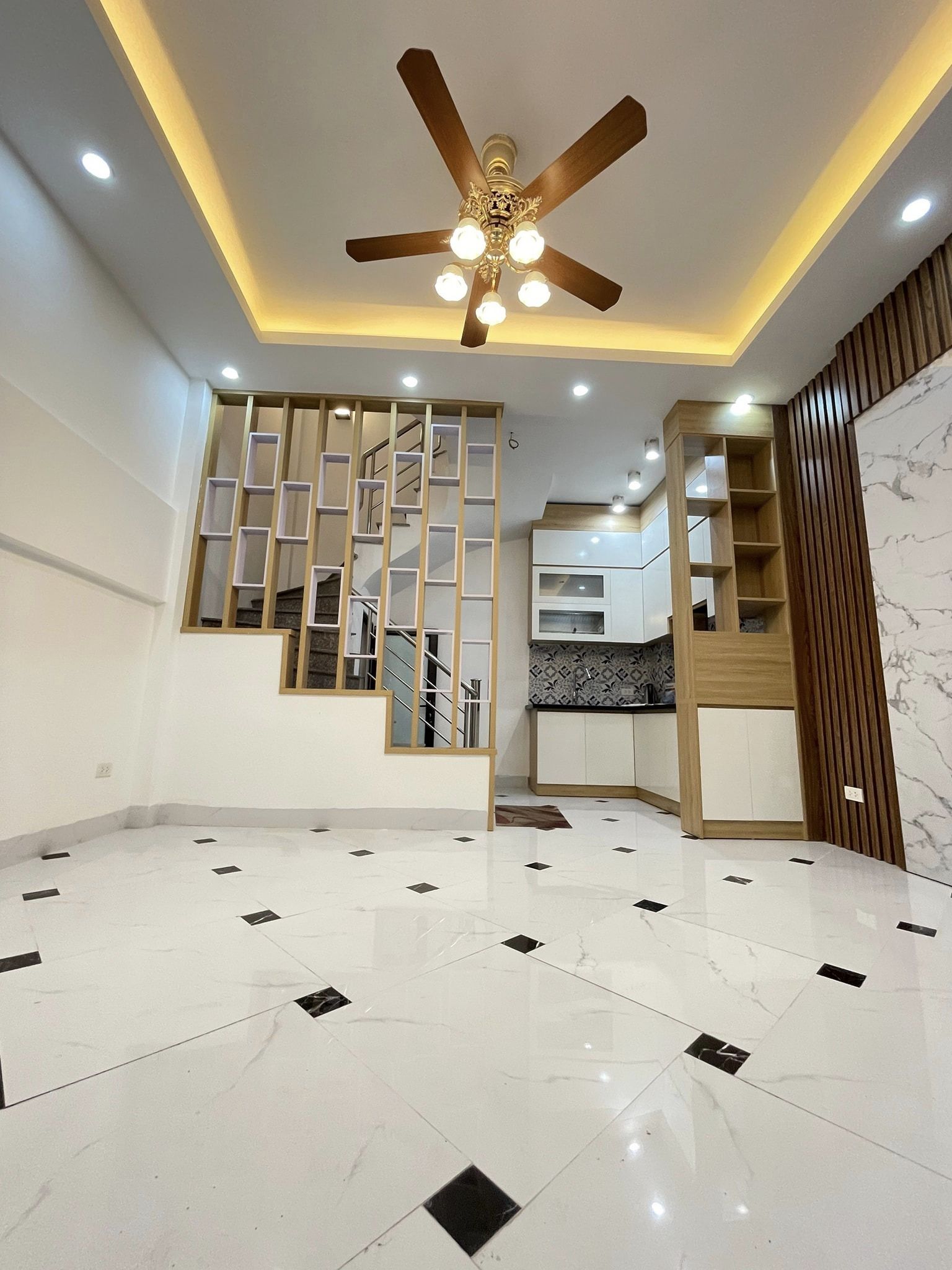 Bán nhà P.Nhân Chính, Thanh Xuân, 5 tầng, 3 ngủ, gần phố, bãi đỗ, cạnh ô tô. Giá nhỉnh 4 tỷ.