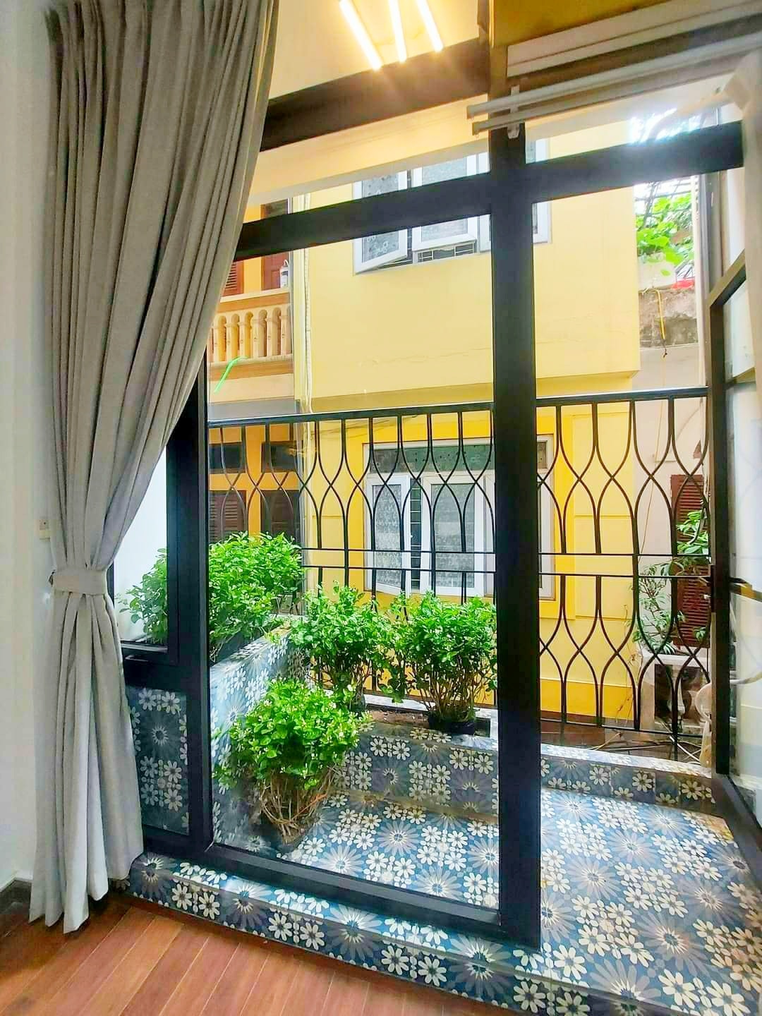 Bán nhà Chùa Láng, Đống Đa 30m2 x 4 tầng, an sinh tốt, nhà đẹp ở luôn, 5 tỷ