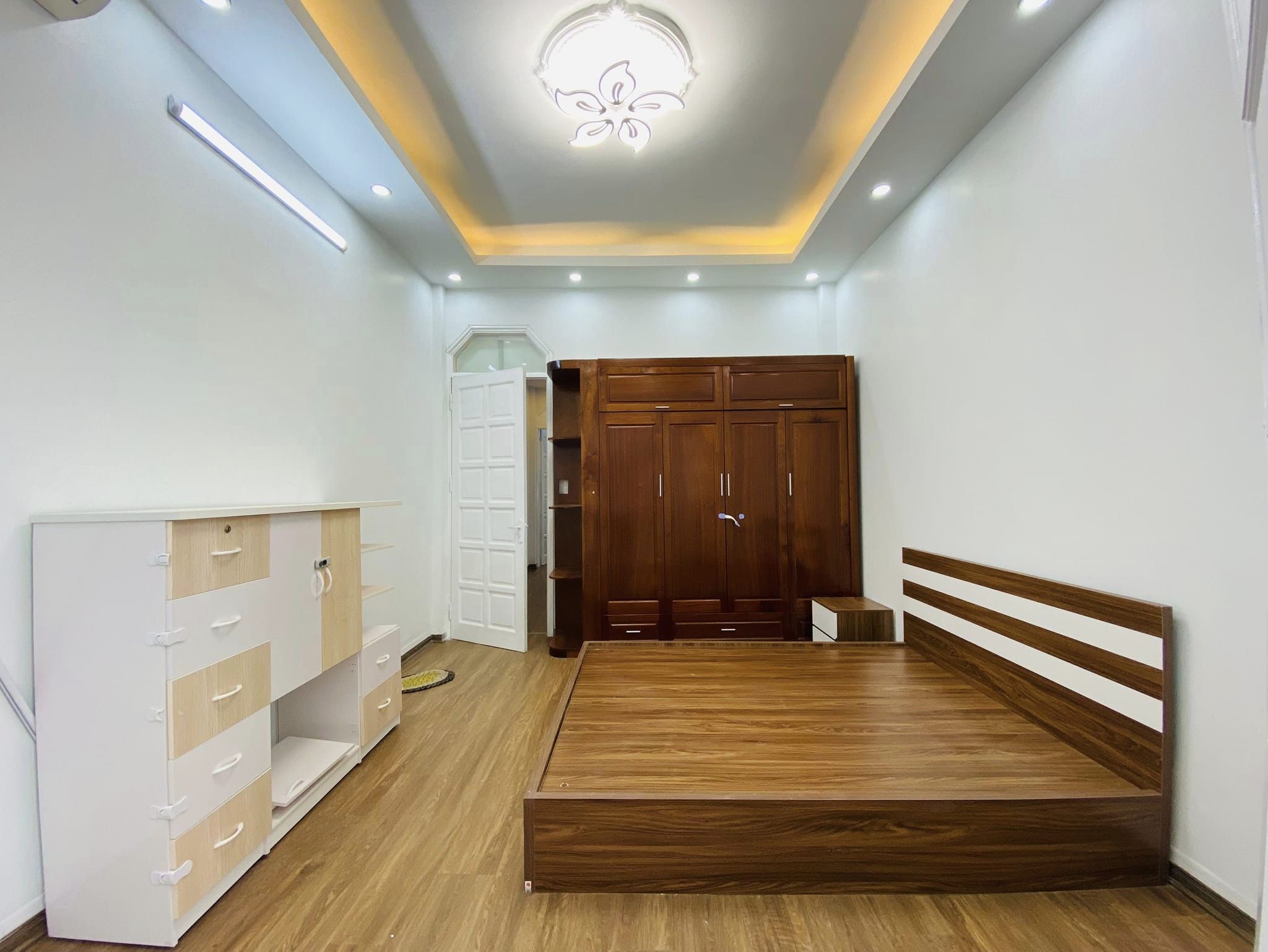 Hiếm Nhà Bán Trung Kính 55m x 4 Tầng- Mặt tiền 4m - Giá 6.8 Tỷ.