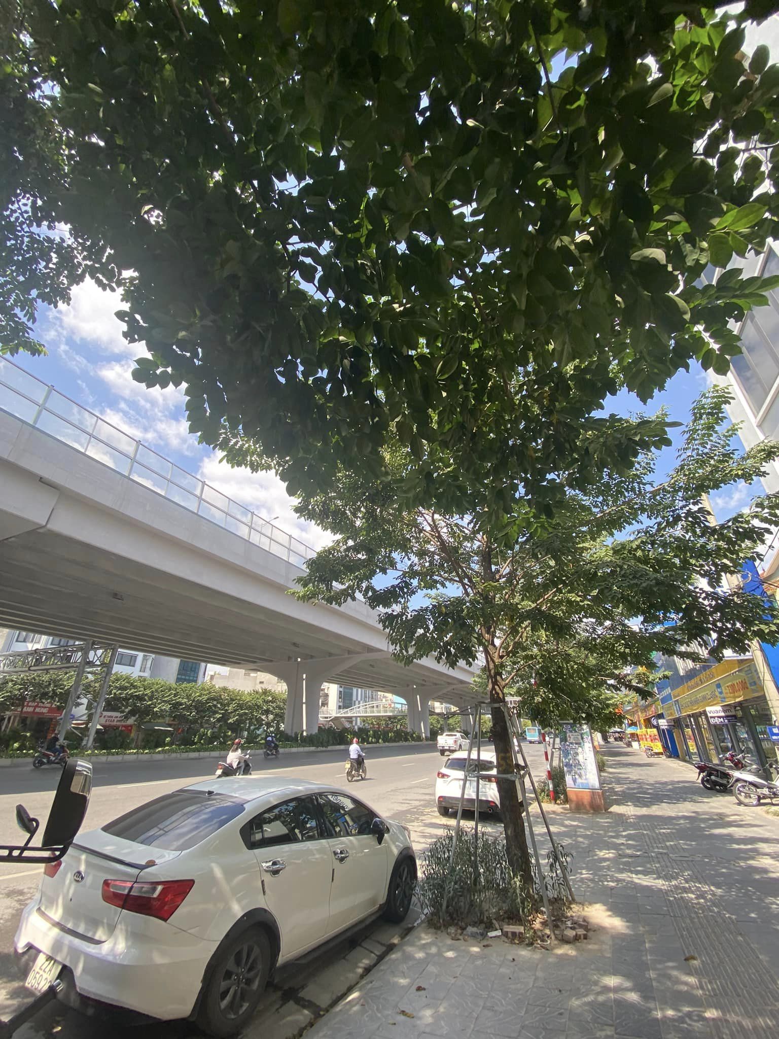 Mặt phố Phạm Văn Đồng 45m2x7T, MT 6m4, vỉa hè 5m, kinh doanh đỉnh cao, 18.7 tỷ