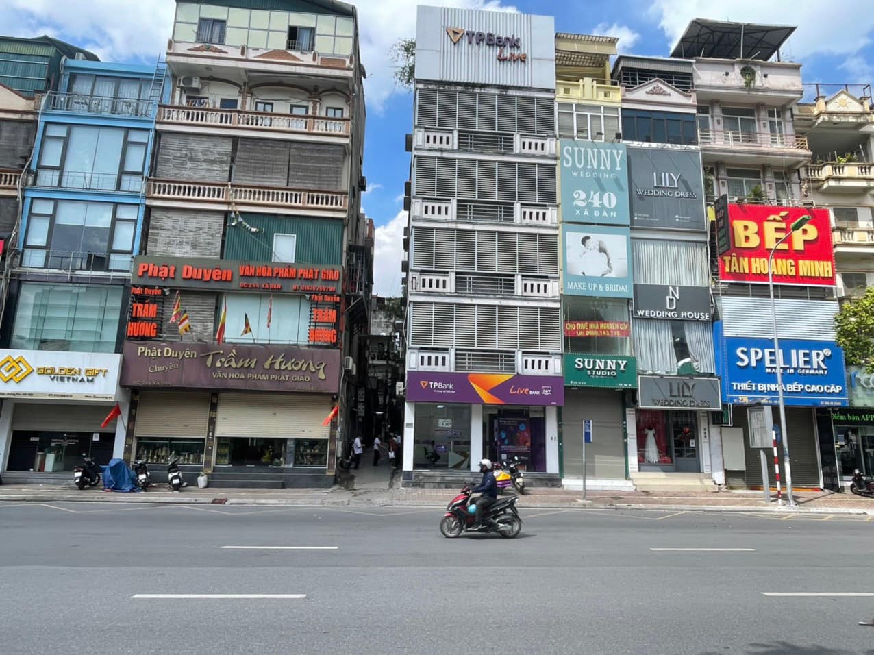 Bán nhà mặt phố Xã Đàn, Đống Đa, vị trí vip, kinh doanh, vỉa hè rộng, mặt tiền 5m, giá 40 tỷ