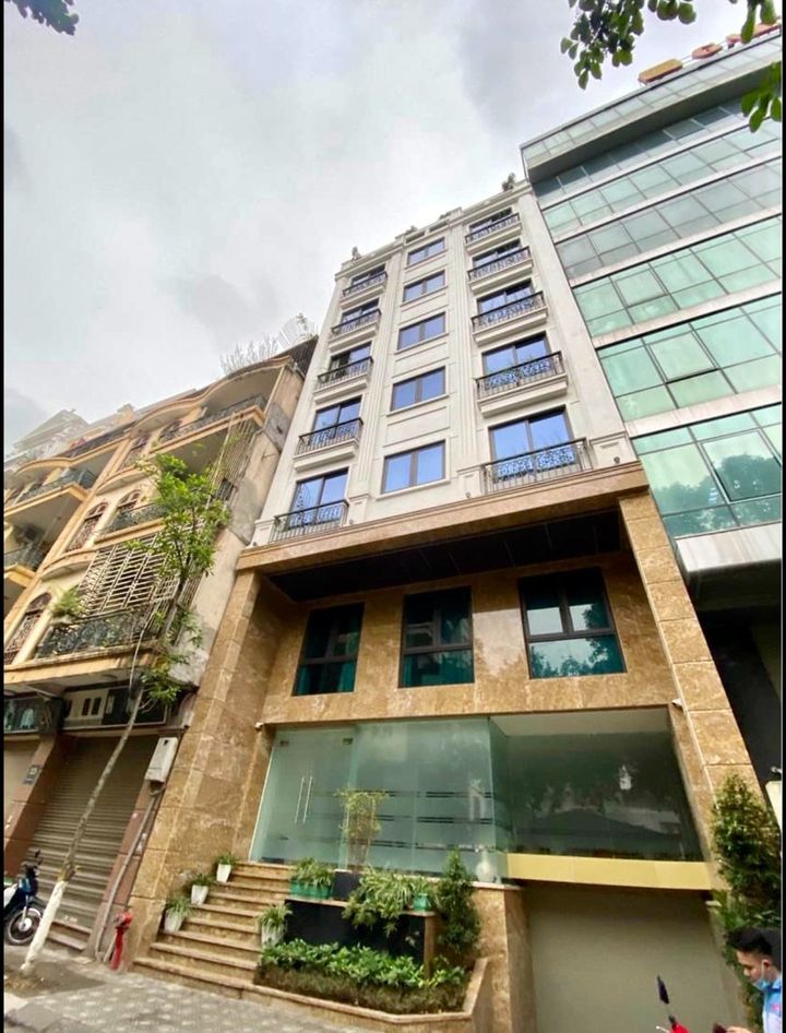 Chính chủ bán nhà mặt phố Hoàng Quốc Việt: 300m2 - 9 Tầng - 8m - Kinh doanh 500tr/Tháng
