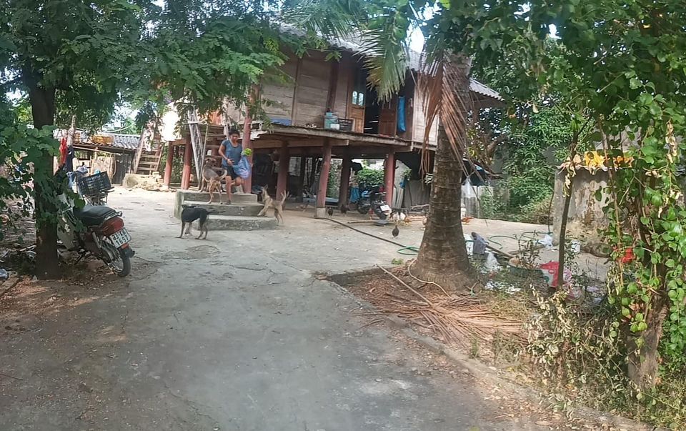 Cần bán đất tặng luôn nhà sàn đằng sau chợ c17