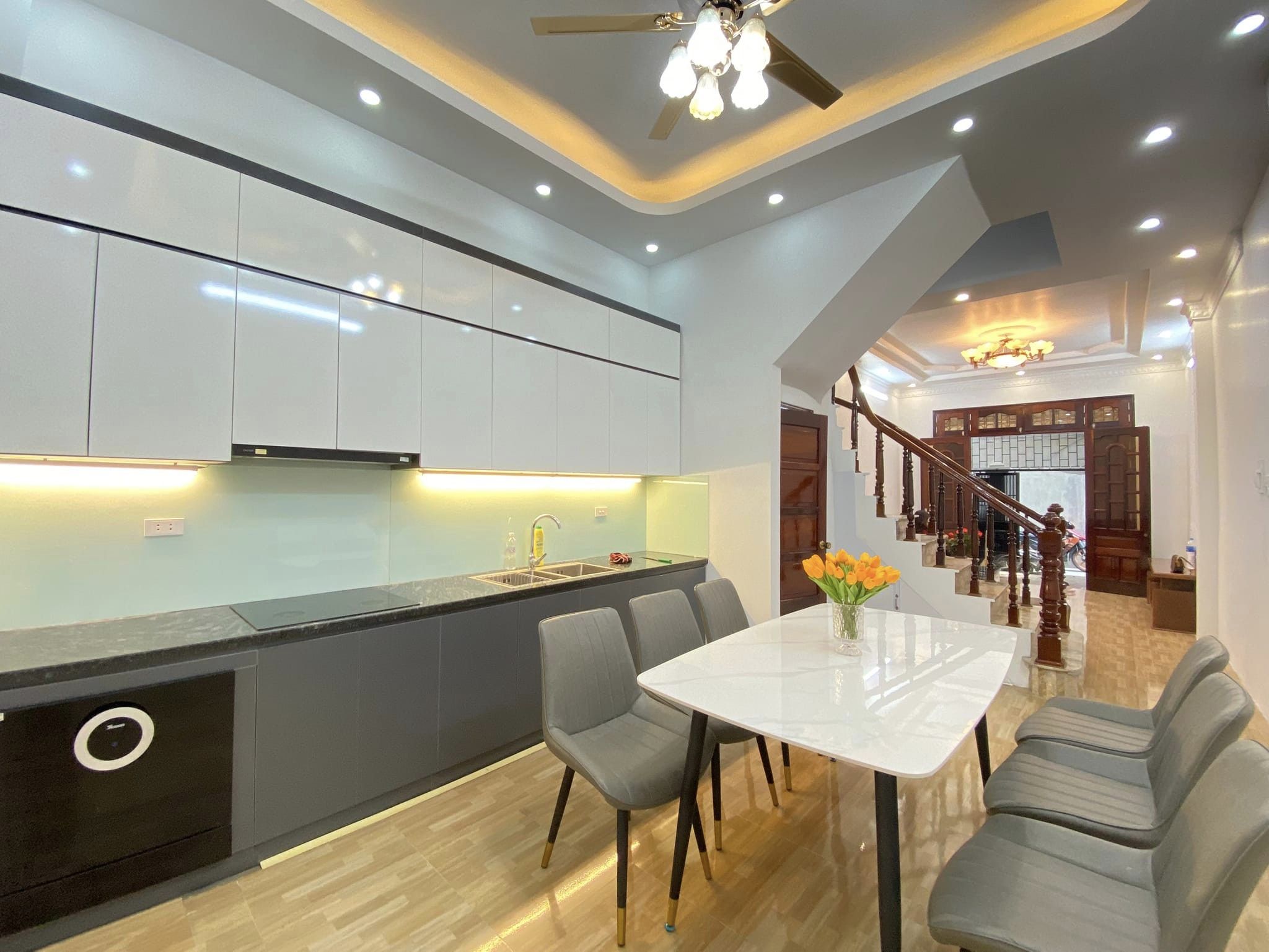 BÁN NHÀ TRUNG KÍNH-PHỐ VIP CẦU GIẤY- 50M2 GIÁ 6,75 TỶ.