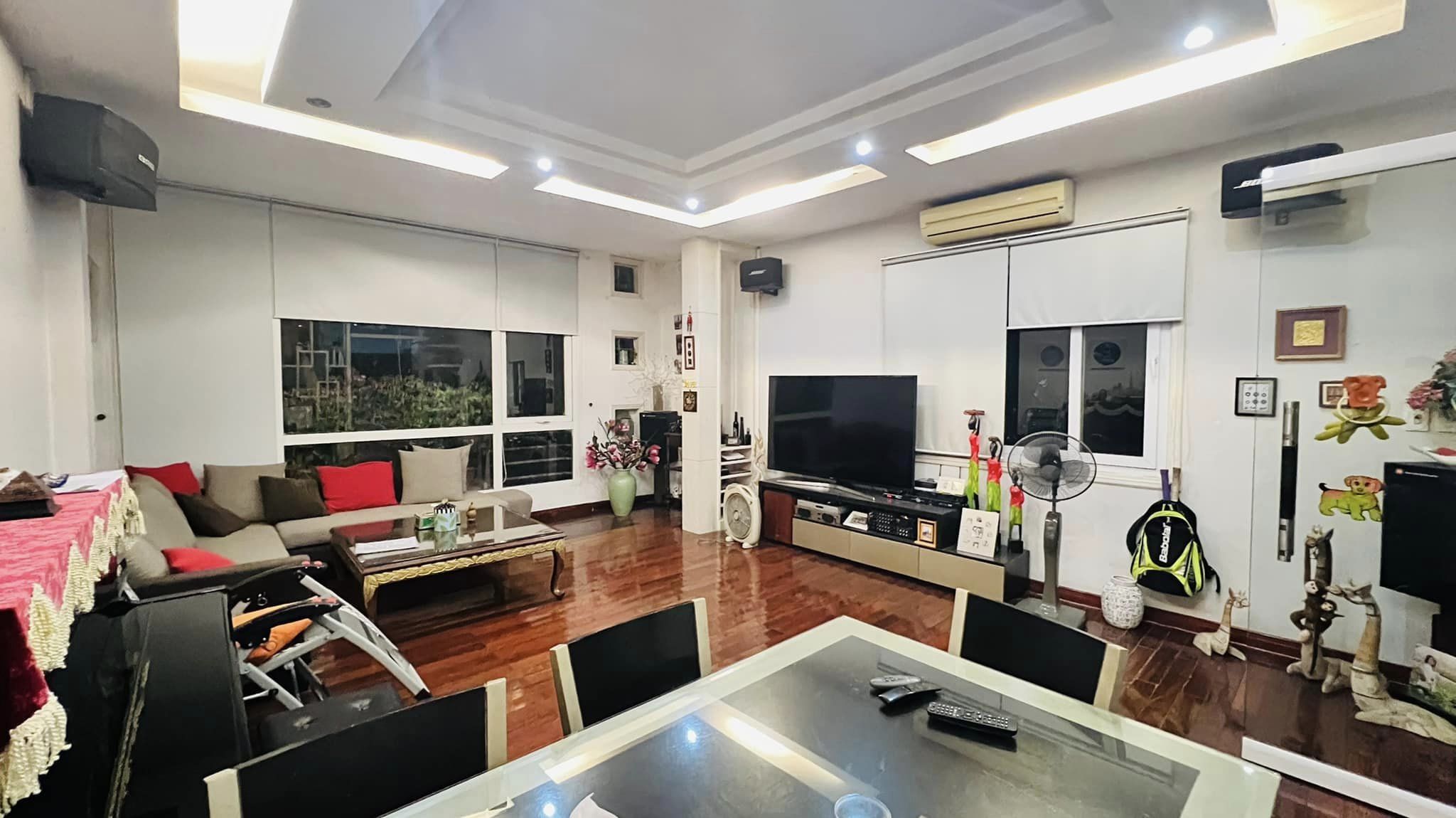 Siêu phẩm Lạc Long Quân, Lô Góc,Ôtô tránh, Gara 7 chỗ, Nở hậu,DT 85m2, MT 5m, 20 tỷ