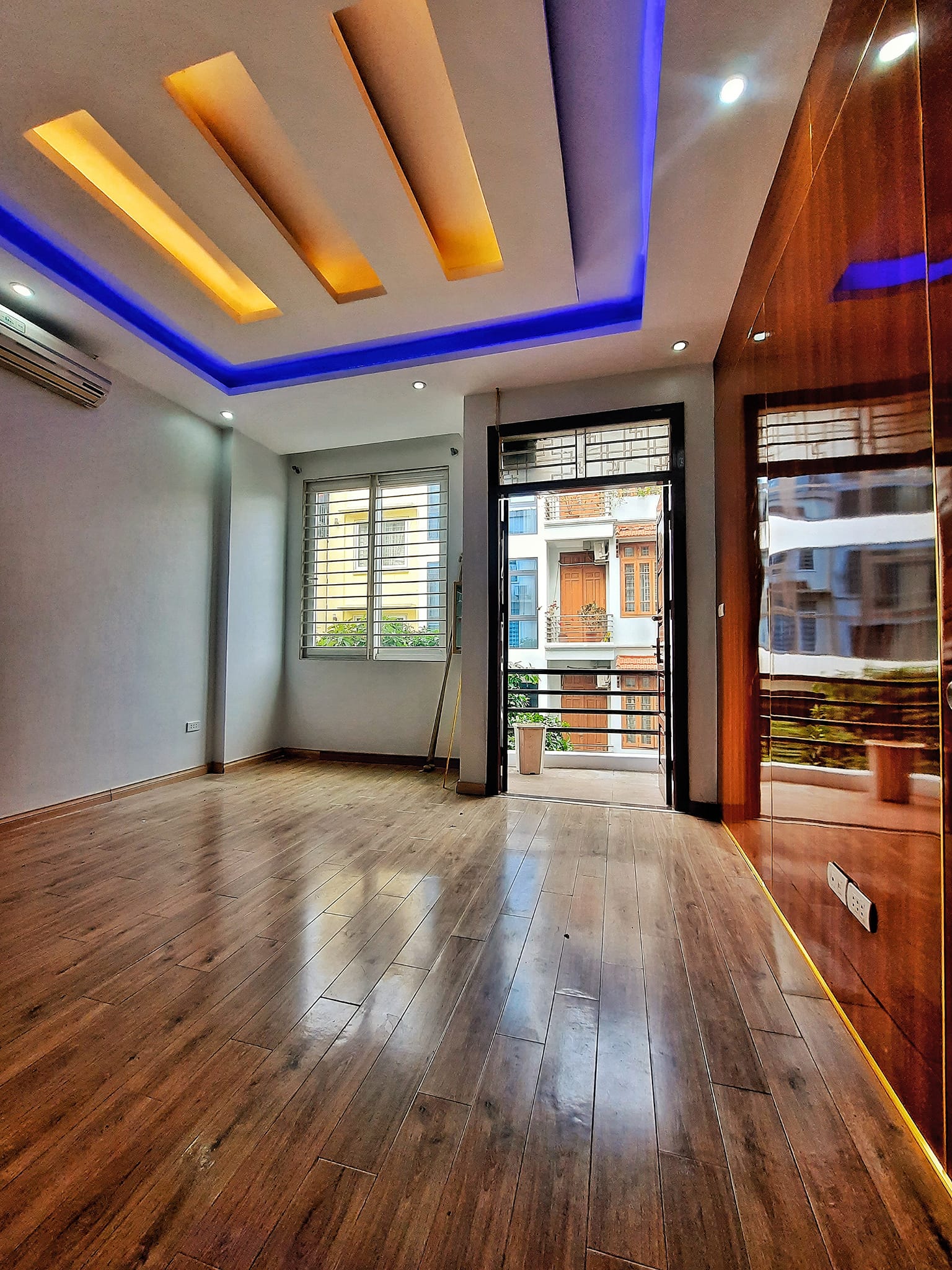 Nhà Đẹp Văn Quán 50m2 - 5 Tầng - MT4m - Nhỉnh 9 Tỷ- Ô tô- Kinh Doanh.