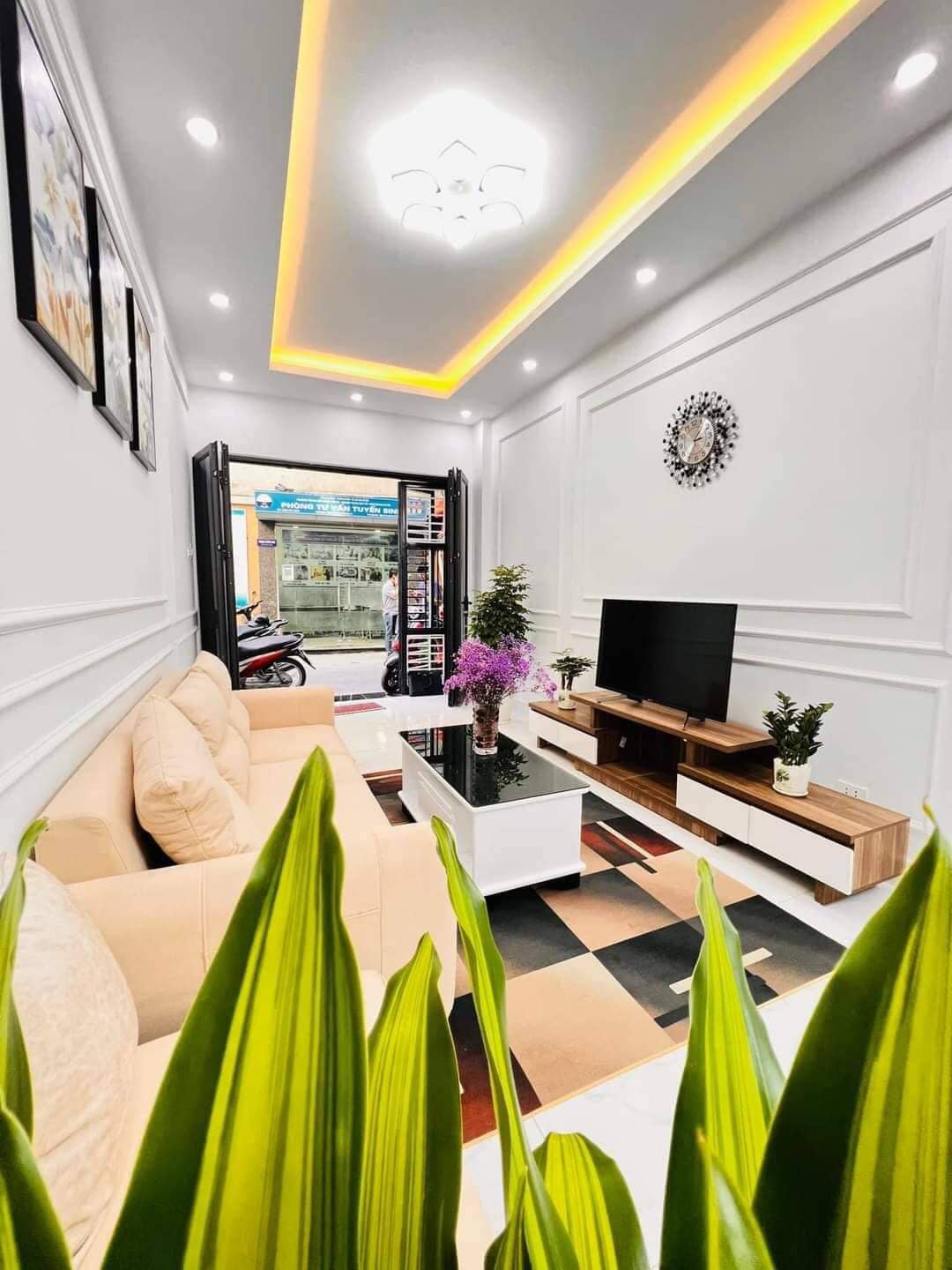 NGÕ LỆNH CƯ DT 42M 5T GIÁ 5,8 TỶ NHÀ ĐẸP, NGÕ RỘNG,3 BƯỚC RA PHỐ,KD