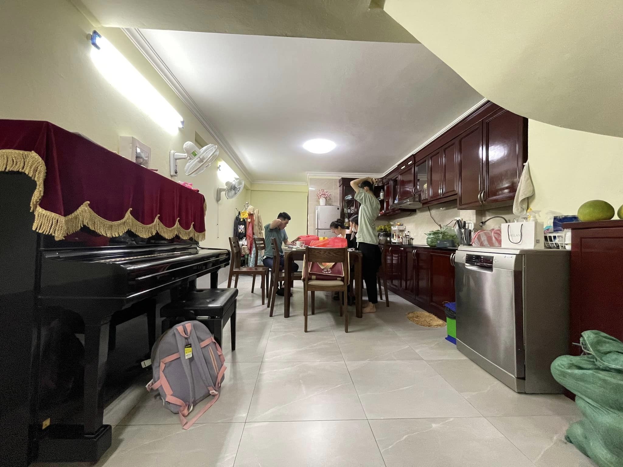 Cần bán nhà riêng ngõ 201 Nguyễn Khang, Cầu Giấy. Cách phố chỉ 30m. DT 50m2*5T. Giá 6,7tỷ.