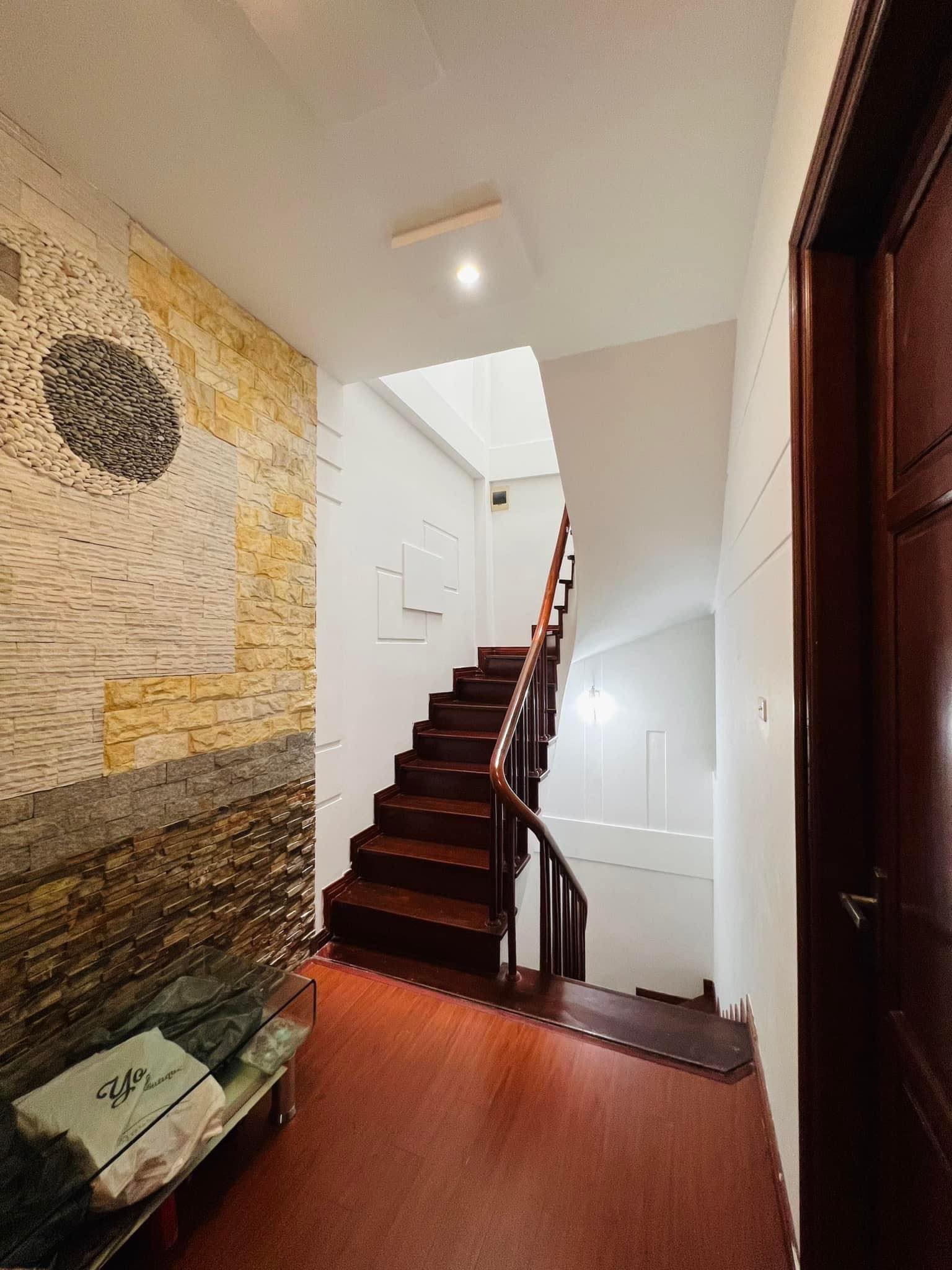 Rất Gấp.Nhà Hoàng Cầu, 2 ô tô tránh, kinh doanh bất chấp. 65M2 5T, lô góc giá chỉ 12,95tỷ