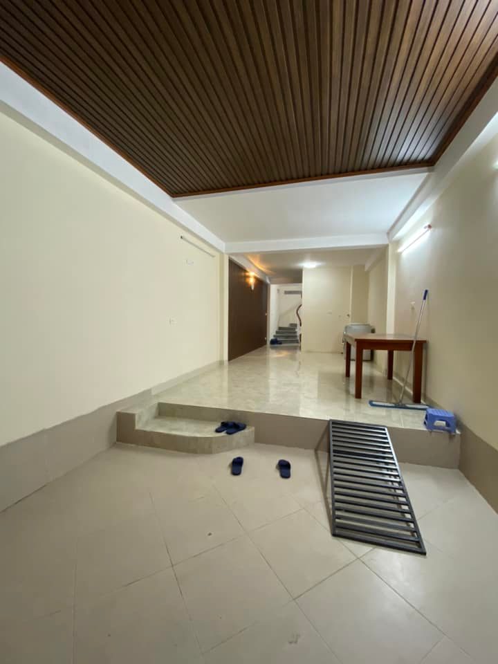 Bán nhà Cầu Giấy, Thang Máy, 10m Ôtô tránh, 5 phòng KK, DT 48m2, MT rộng, 7.85 tỷ