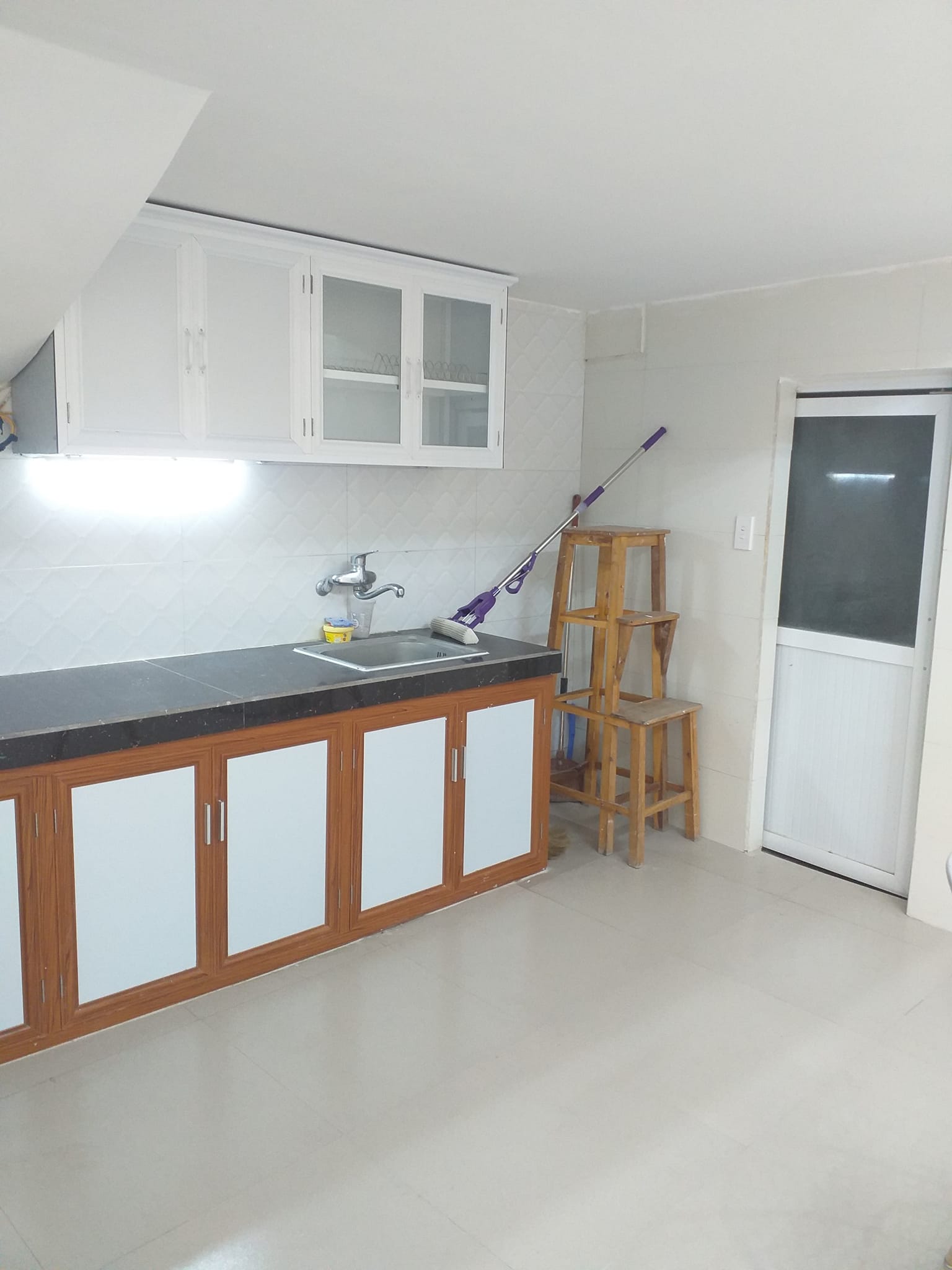 Nhà Đẹp ở ngay - Ngõ Hòa Bình ( Q. Đống Đa ). DT 25 m2. 5 T. MT 4,6 m. SĐCC. Giá 2,65 Tỷ.