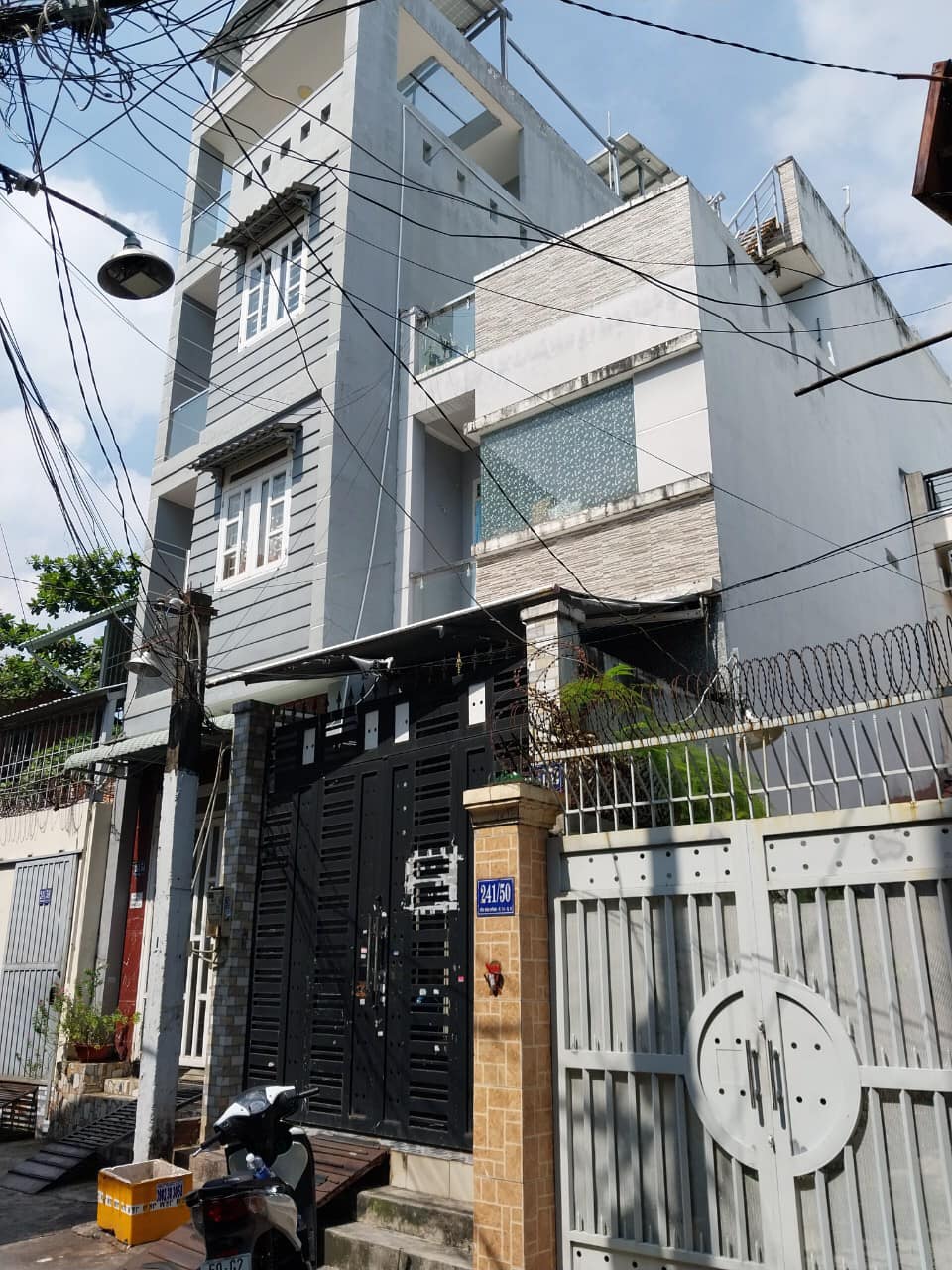 Nhà hẻm xe hơi 5m (4.5 x27) 3 lầu có 9 phòng trọ ,đang cho thuê 2,2tr phòng / tháng giá 7,8 tỷ