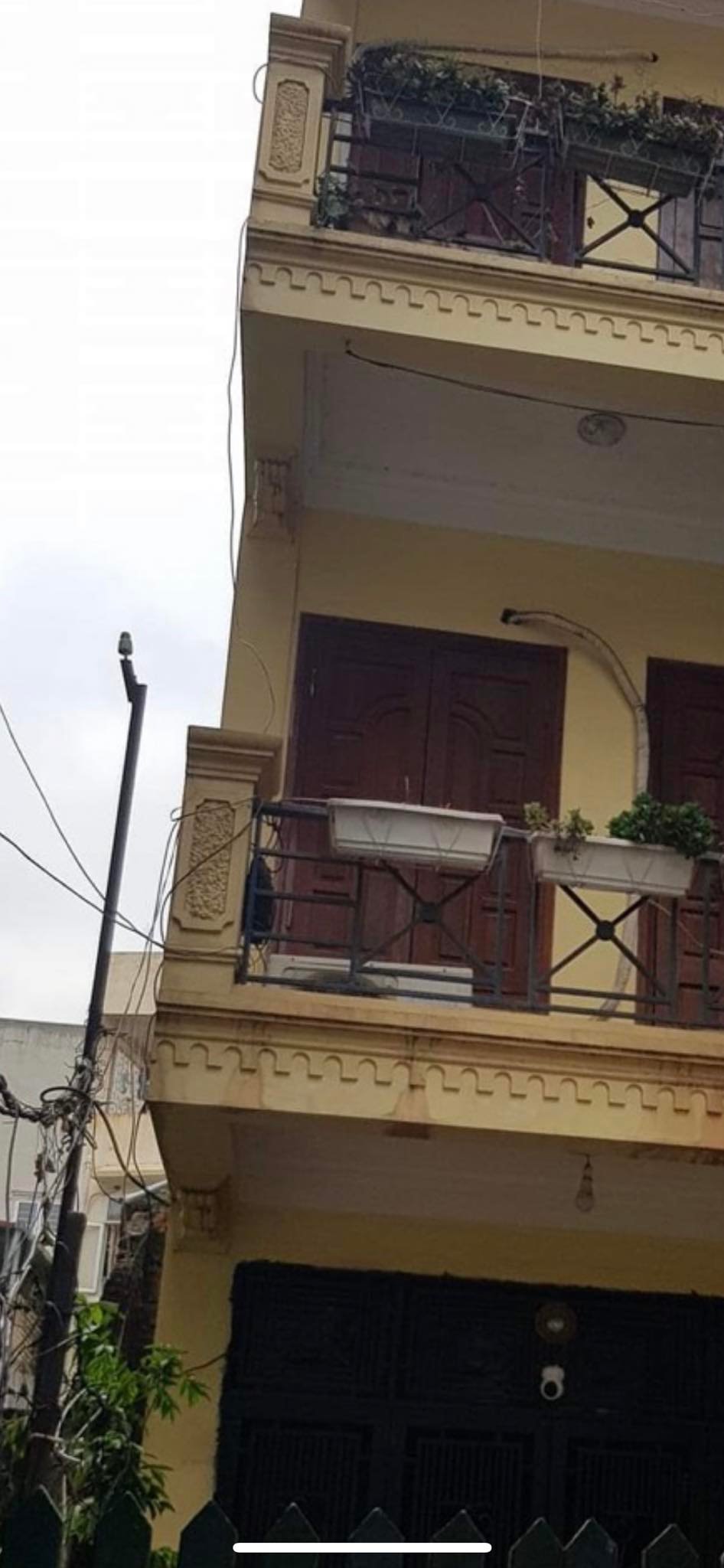 Bán nhà mặt ngõ - Đê Tô Hoàng ( Q.Hai Bà Trưng ). DT 74 m2. 4 T. MT 3,2 m. SĐCC. Giá 6,3 Tỷ.