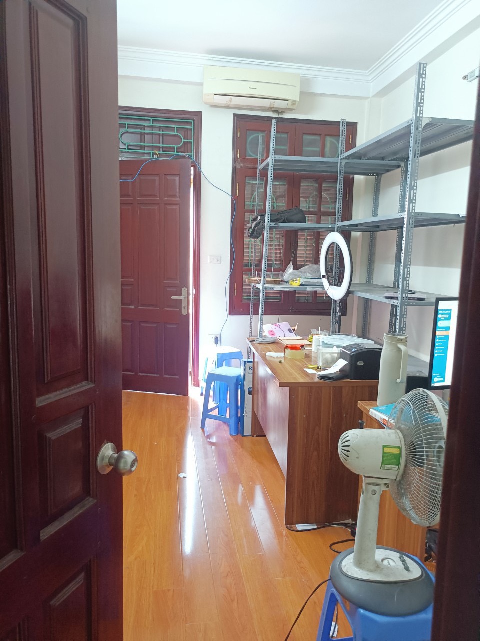 Cho thuê nhà tại 564 Nguyễn Văn Cừ nội thất cơ bản, vào được luôn.