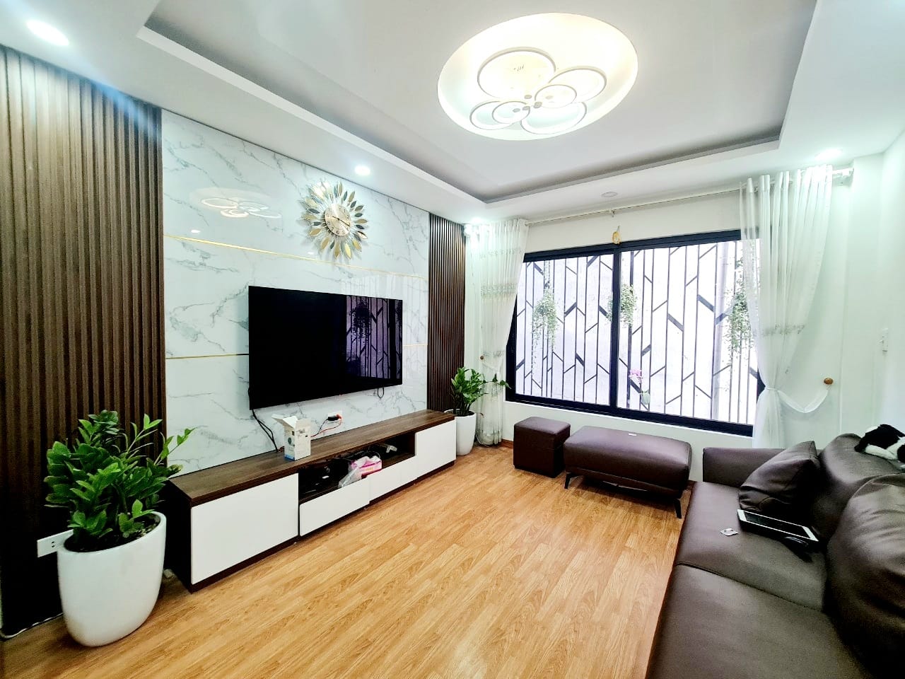 HOT, nhà Nguyễn Đình Hoàn, dt khủng, mới, rộng, thoáng trước sau, ô tô 50m, dt 64m, 4,8 tỷ