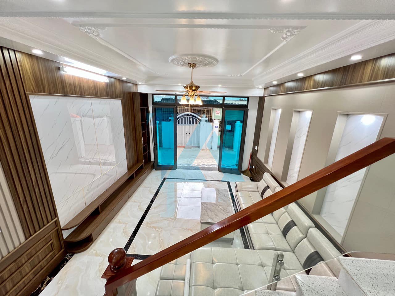 Bán Nhà 3,5 tầng, Hướng Đông Nam, oto đỗ cửa phố Vũ Chí Thắng