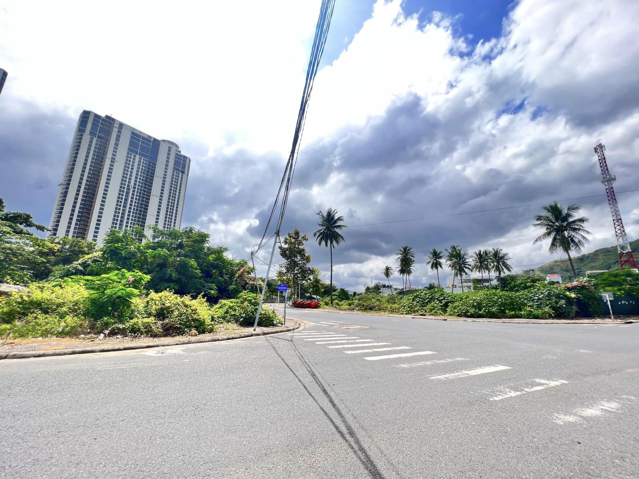 Bán Lô Đất Gần BIển BẾn DU THuyền VĨnh Hòa Cách Đường Phạm văn ĐÔng cài chục M