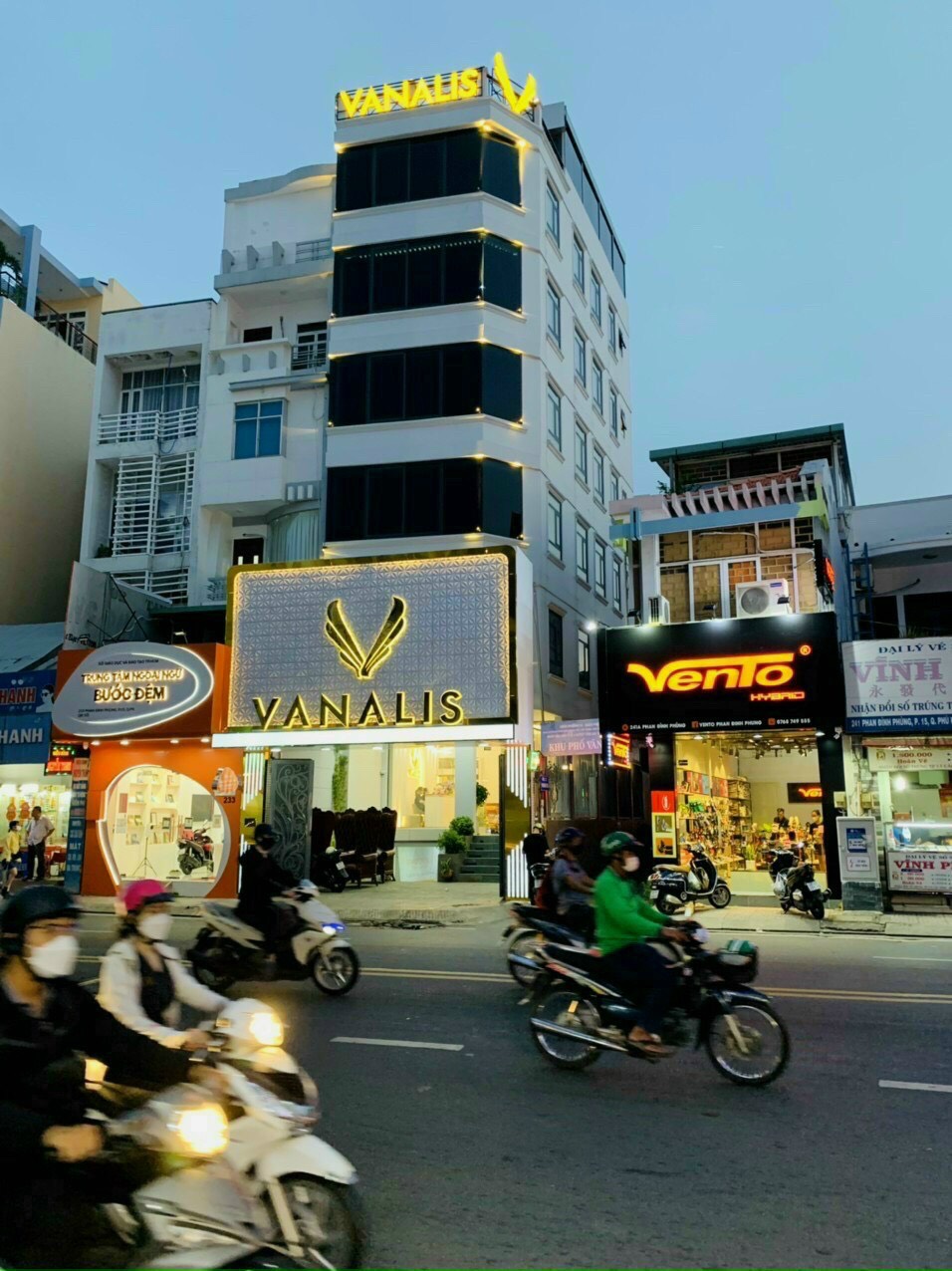 Chính chủ bán toà nhà 237 Phan Đình Phùng Phú Nhuận hầm 7 tầng DT 7x20 có HĐT 2tỷ/năm