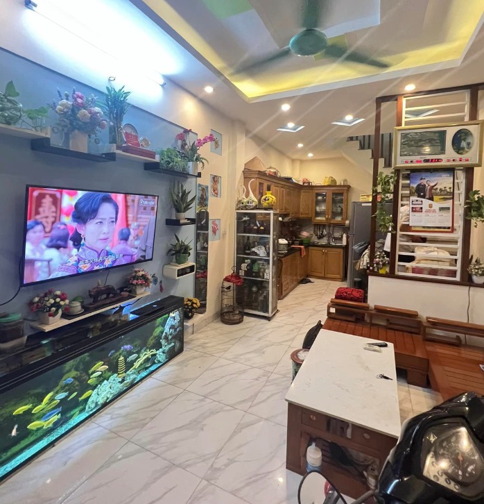 Nhỉnh 5 tỷ phân lô Hào Nam 45m2, lô góc,1 nhà ra phố.